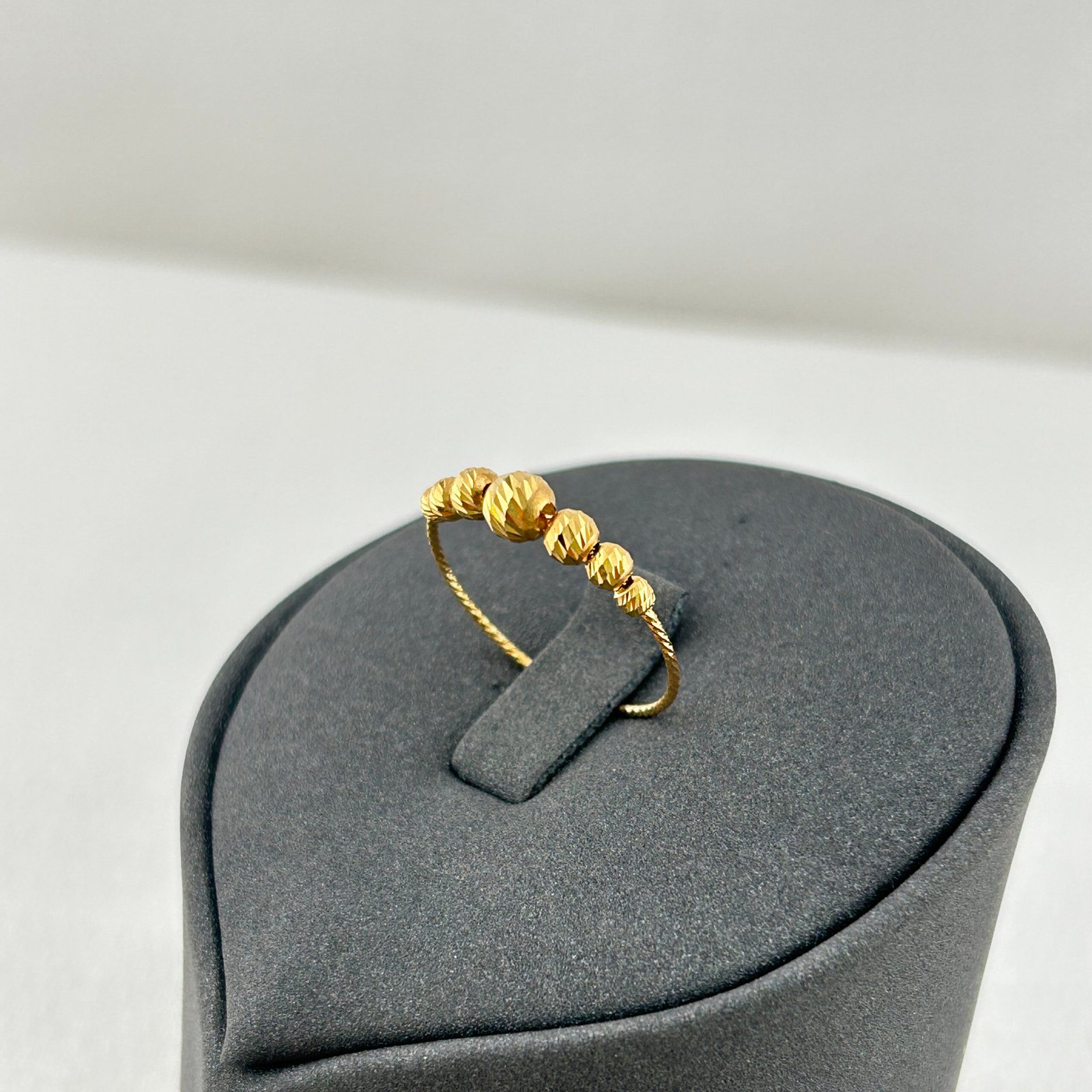 IMG_2165 خاتم ذهب عيار 18 بكور منقوشة تصميم أنثوي عصري من جولدانا