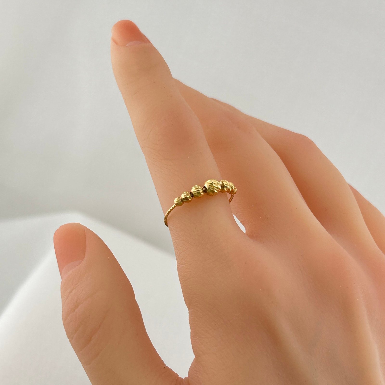 IMG_2166 خاتم ذهب عيار 18 بكور منقوشة تصميم أنثوي عصري من جولدانا