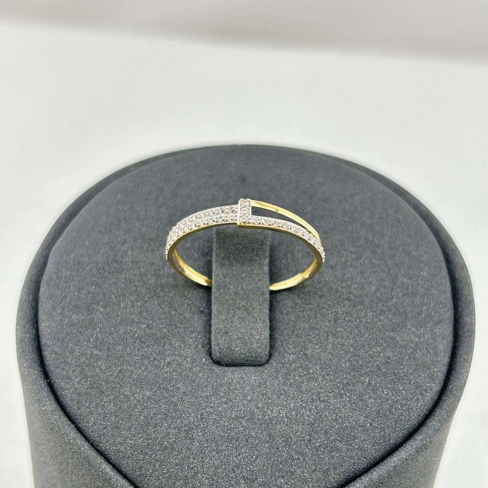 خاتم ذهب عيار 18 بتصميم حرف T مزين بفصوص لامعة من جولدانا