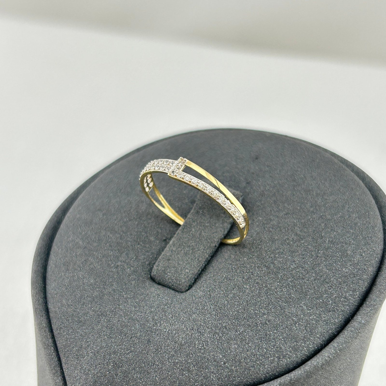 IMG_2169 خاتم ذهب عيار 18 بتصميم حرف T مزين بفصوص لامعة من جولدانا