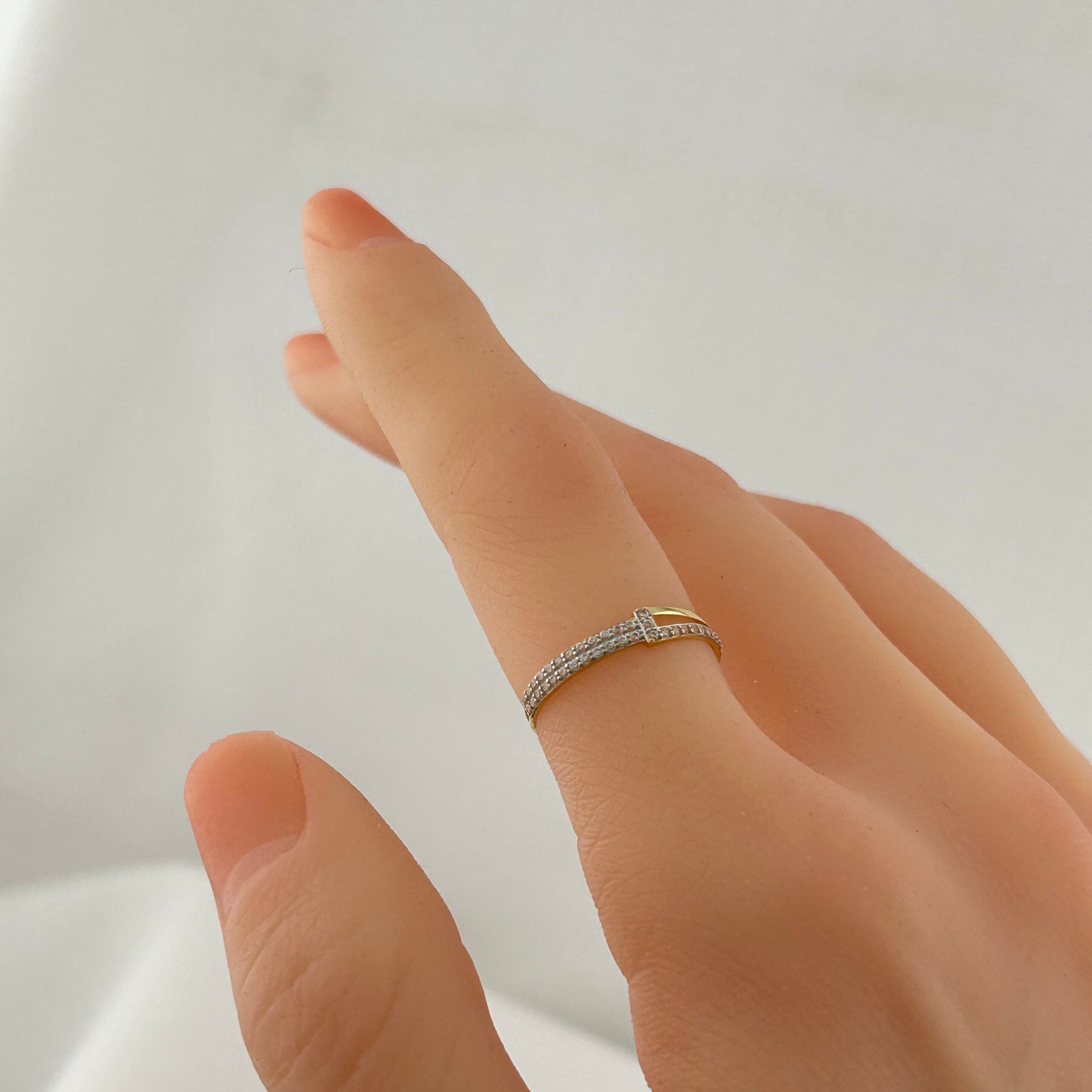 IMG_2170 خاتم ذهب عيار 18 بتصميم حرف T مزين بفصوص لامعة من جولدانا