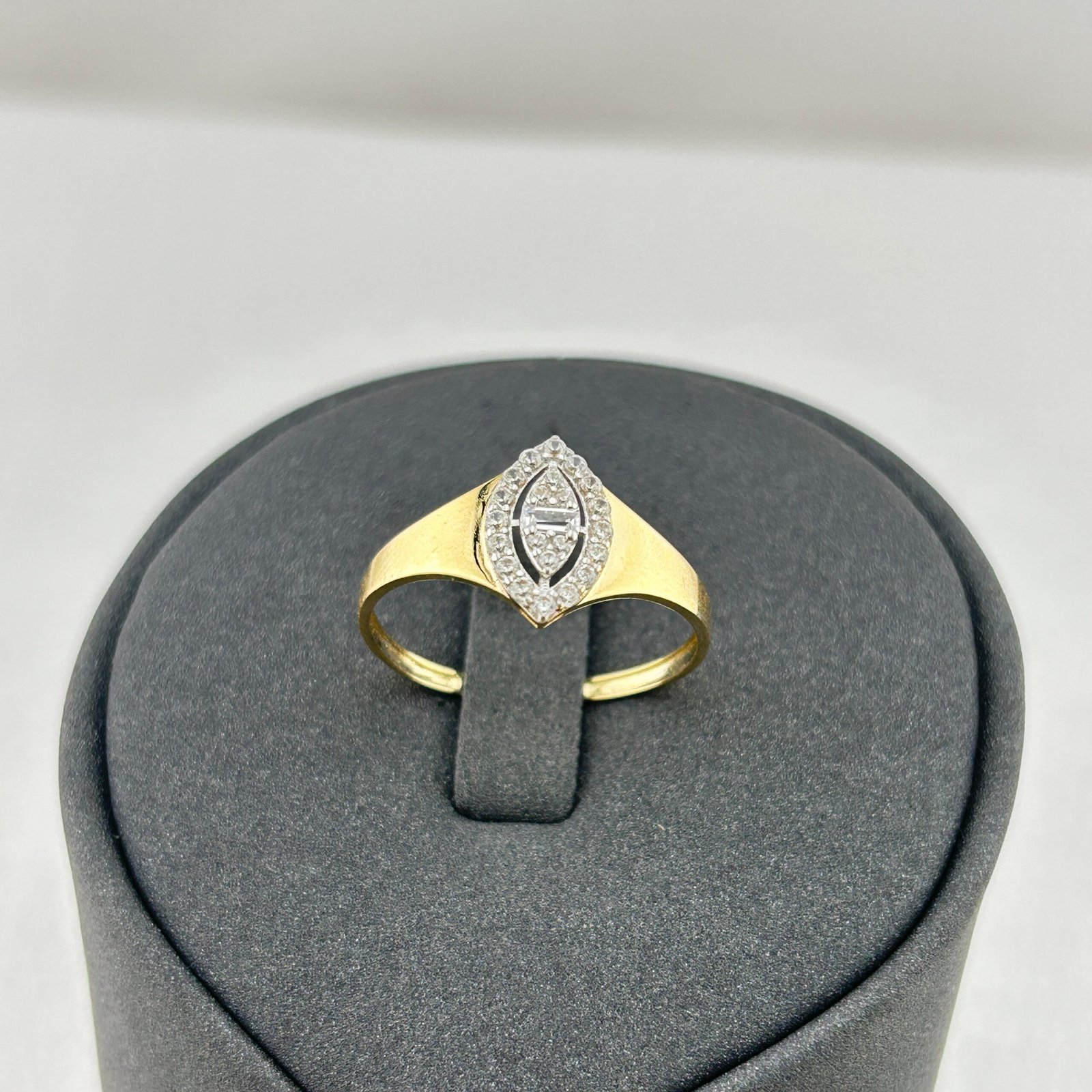 خاتم ذهب عيار 18 بفص بيضاوي محاط بفصوص بتصميم كلاسيكي من جولدانا