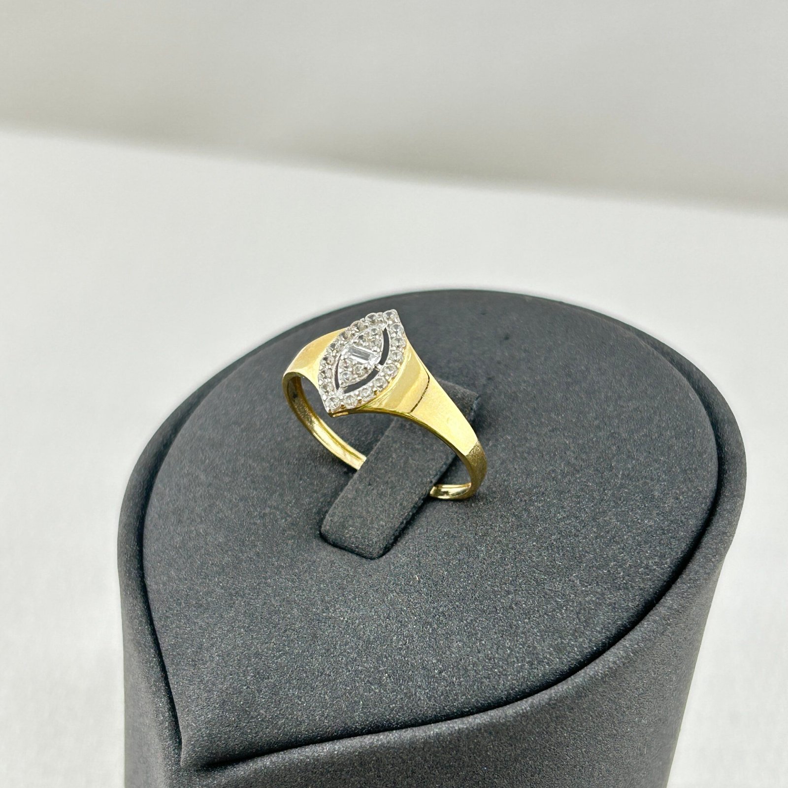 IMG_2173 خاتم ذهب عيار 18 بفص بيضاوي محاط بفصوص بتصميم كلاسيكي من جولدانا