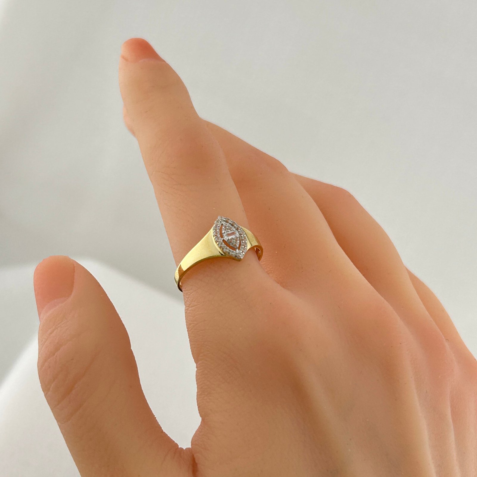 IMG_2174 خاتم ذهب عيار 18 بفص بيضاوي محاط بفصوص بتصميم كلاسيكي من جولدانا