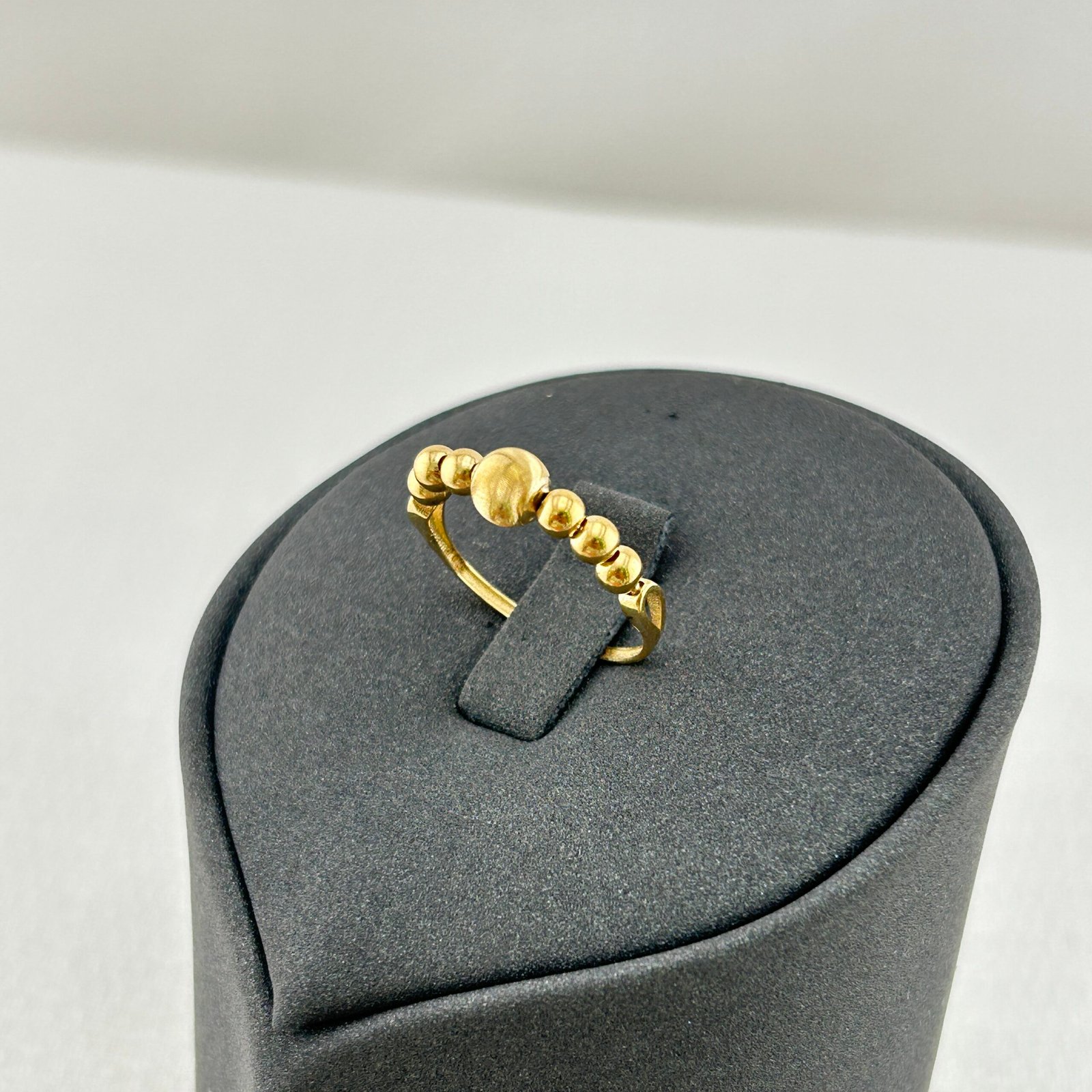 IMG_2177 خاتم ذهب عيار 18 بكور ناعمة بتصميم عصري لامع من جولدانا