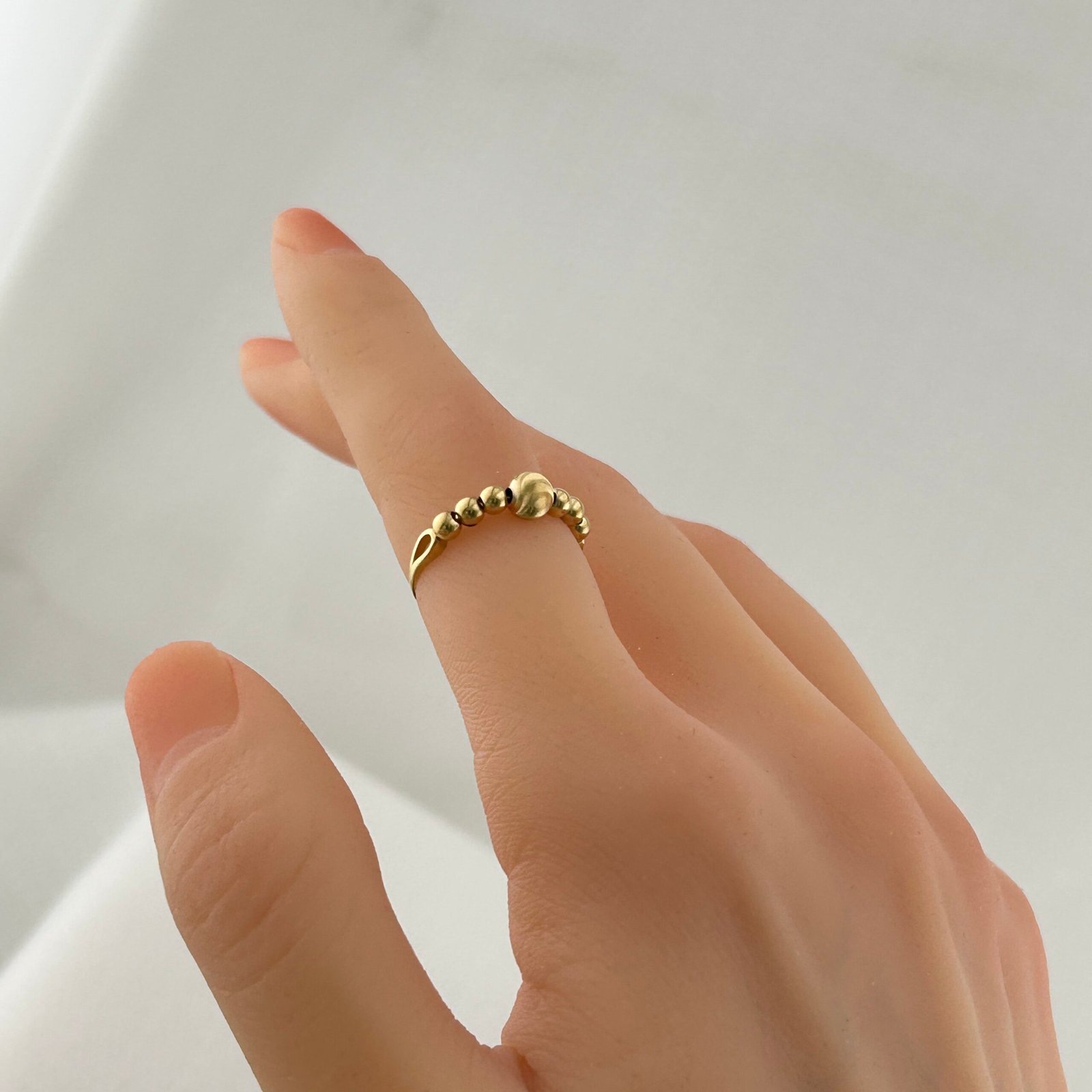 IMG_2178 خاتم ذهب عيار 18 بكور ناعمة بتصميم عصري لامع من جولدانا