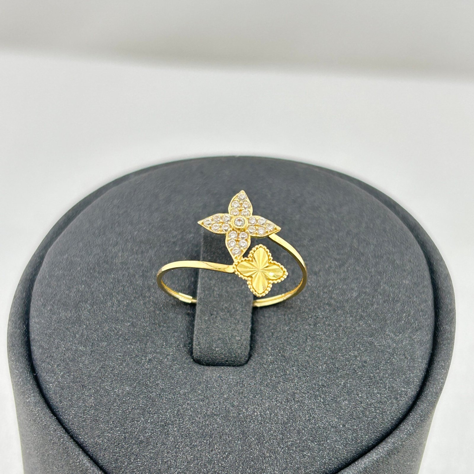 خاتم ذهب عيار 18 بنقشة ورود لامعة بتصميم عصري من جولدانا