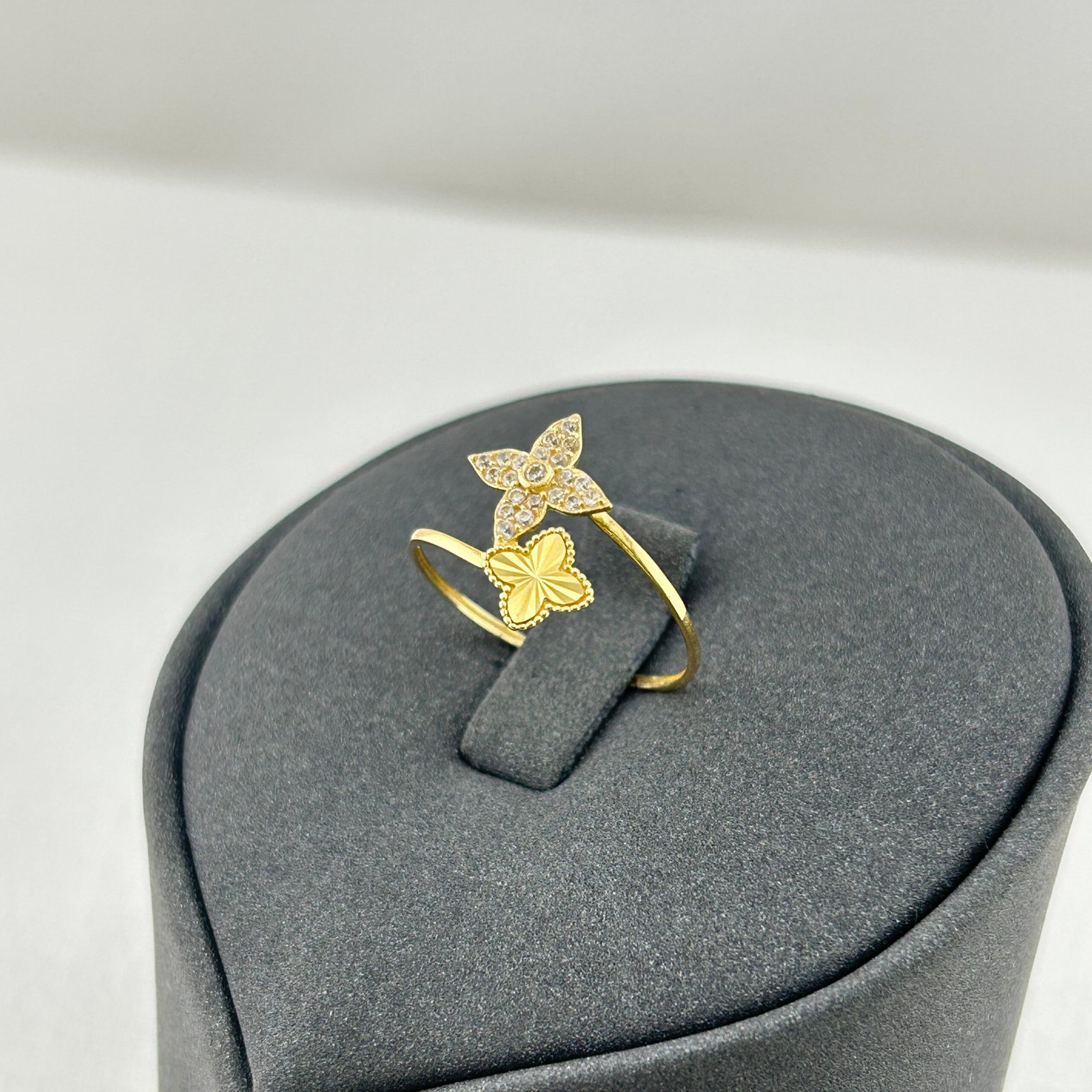 IMG_2181 خاتم ذهب عيار 18 بنقشة ورود لامعة بتصميم عصري من جولدانا