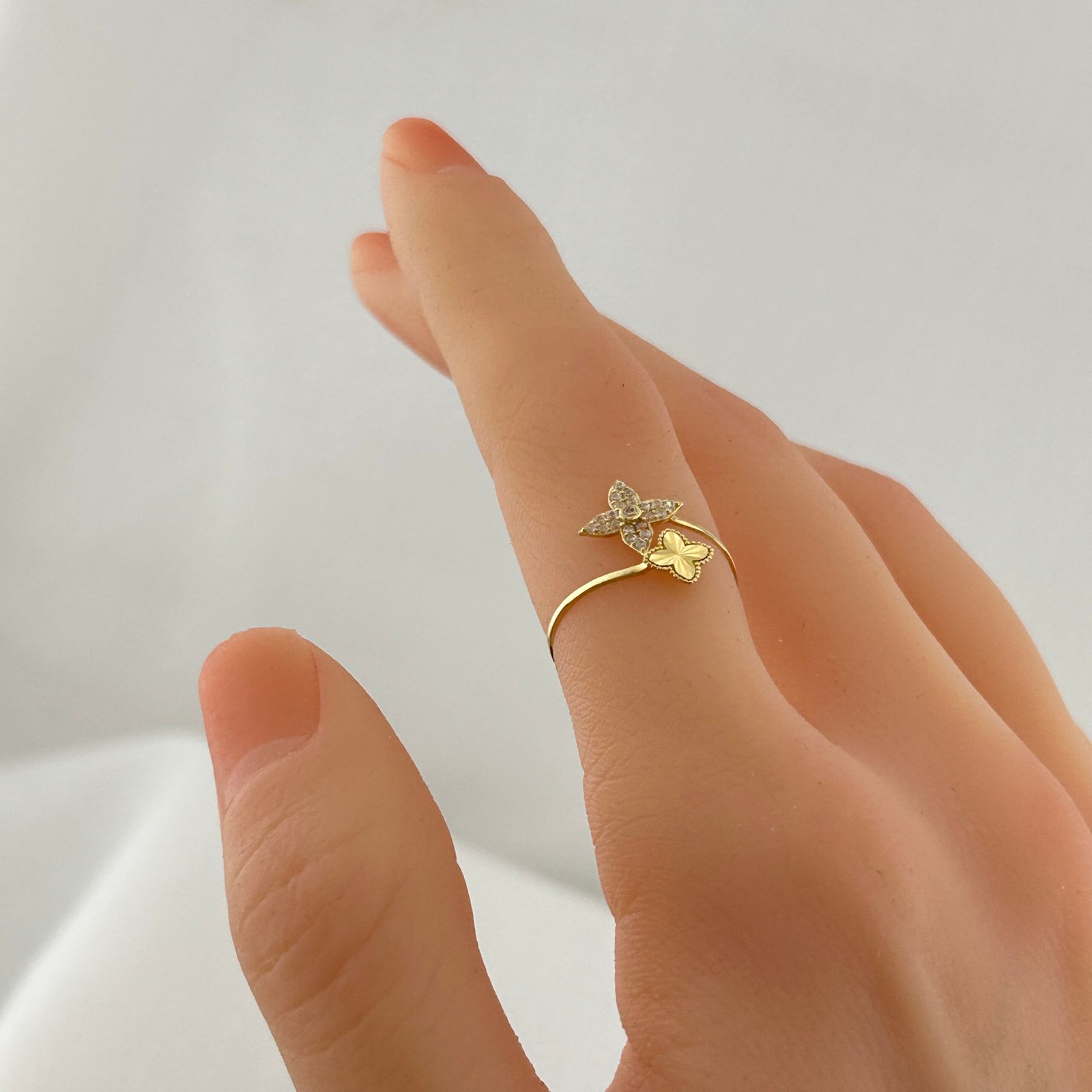 IMG_2182 خاتم ذهب عيار 18 بنقشة ورود لامعة بتصميم عصري من جولدانا