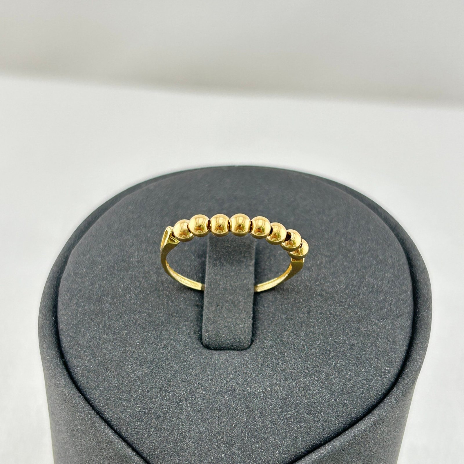 خاتم ذهب عيار 18 بكريات ناعمة بتصميم إيطالي راقٍ من جولدانا