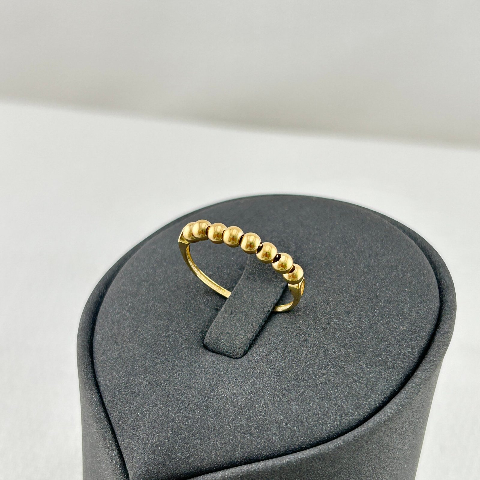IMG_2185 خاتم ذهب عيار 18 بكريات ناعمة بتصميم إيطالي راقٍ من جولدانا