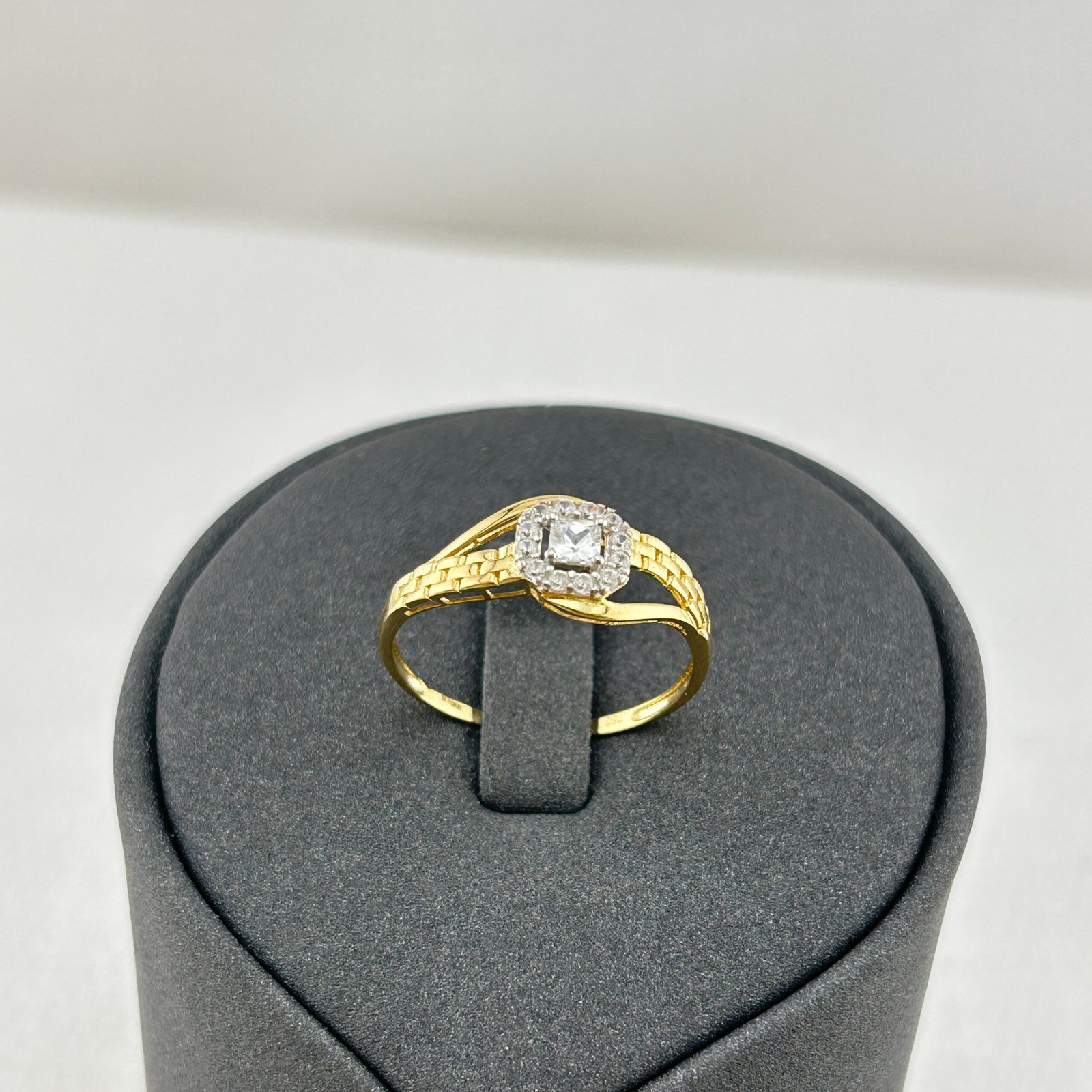 خاتم ذهب عيار 18 بفص مربع وتصميم محفور أنيق من جولدانا