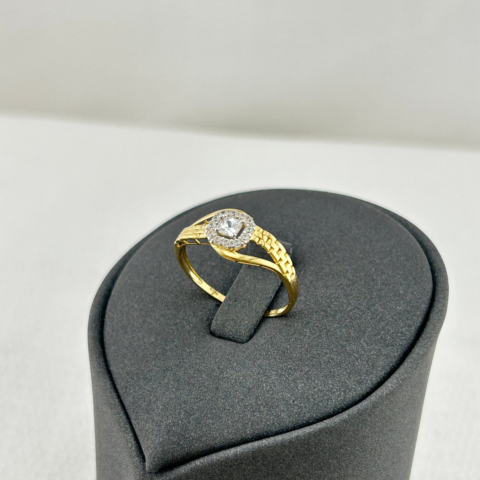 IMG_2189 خاتم ذهب عيار 18 بفص مربع وتصميم محفور أنيق من جولدانا