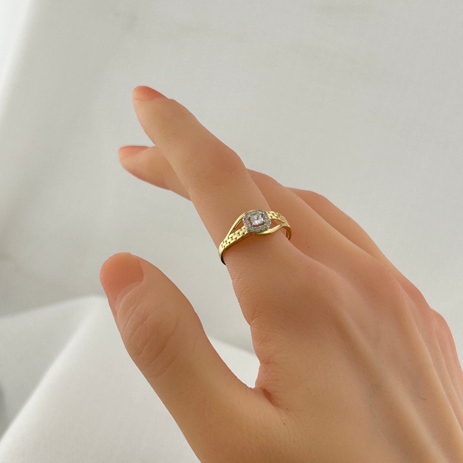 IMG_2190 خاتم ذهب عيار 18 بفص مربع وتصميم محفور أنيق من جولدانا