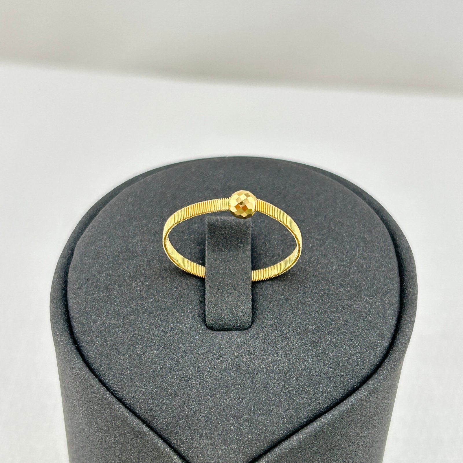 خاتم ذهب عيار 18 تصميم بكرة ملساء عصرية من جولدانا