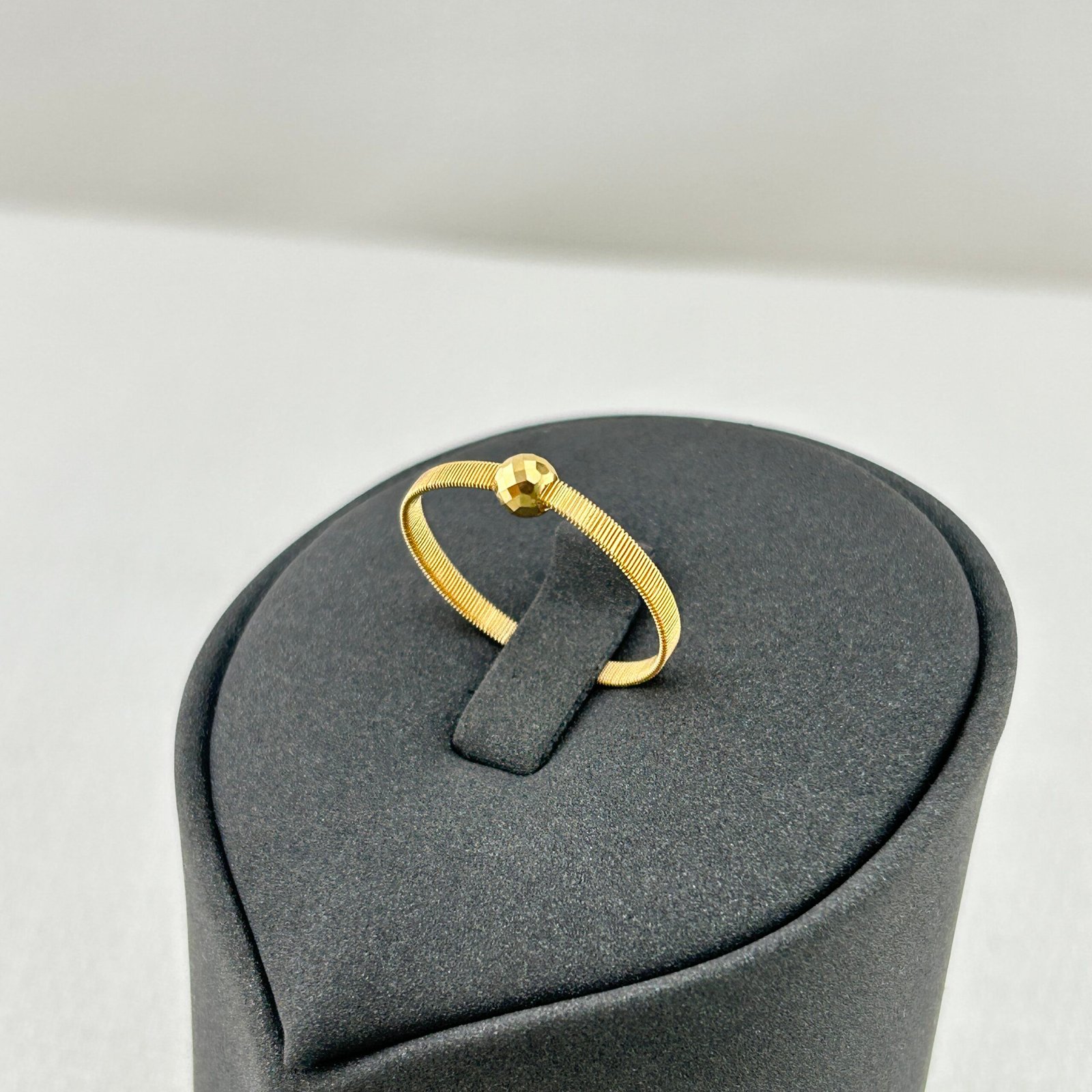 IMG_2193 خاتم ذهب عيار 18 تصميم بكرة ملساء عصرية من جولدانا