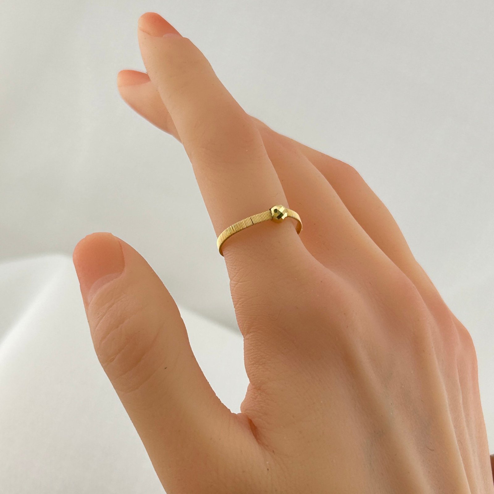 IMG_2194 خاتم ذهب عيار 18 تصميم بكرة ملساء عصرية من جولدانا