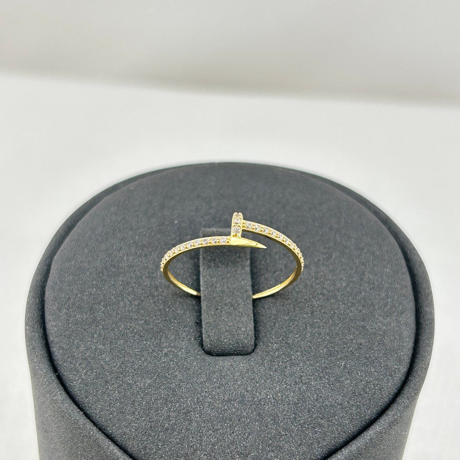 خاتم ذهب عيار 18 تصميم مسمار مرصع بفصوص براقة من جولدانا