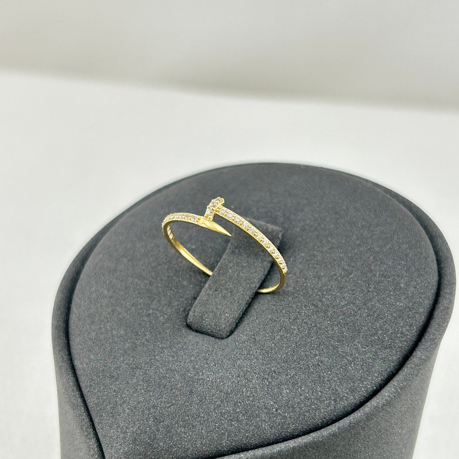 IMG_2197 خاتم ذهب عيار 18 تصميم مسمار مرصع بفصوص براقة من جولدانا