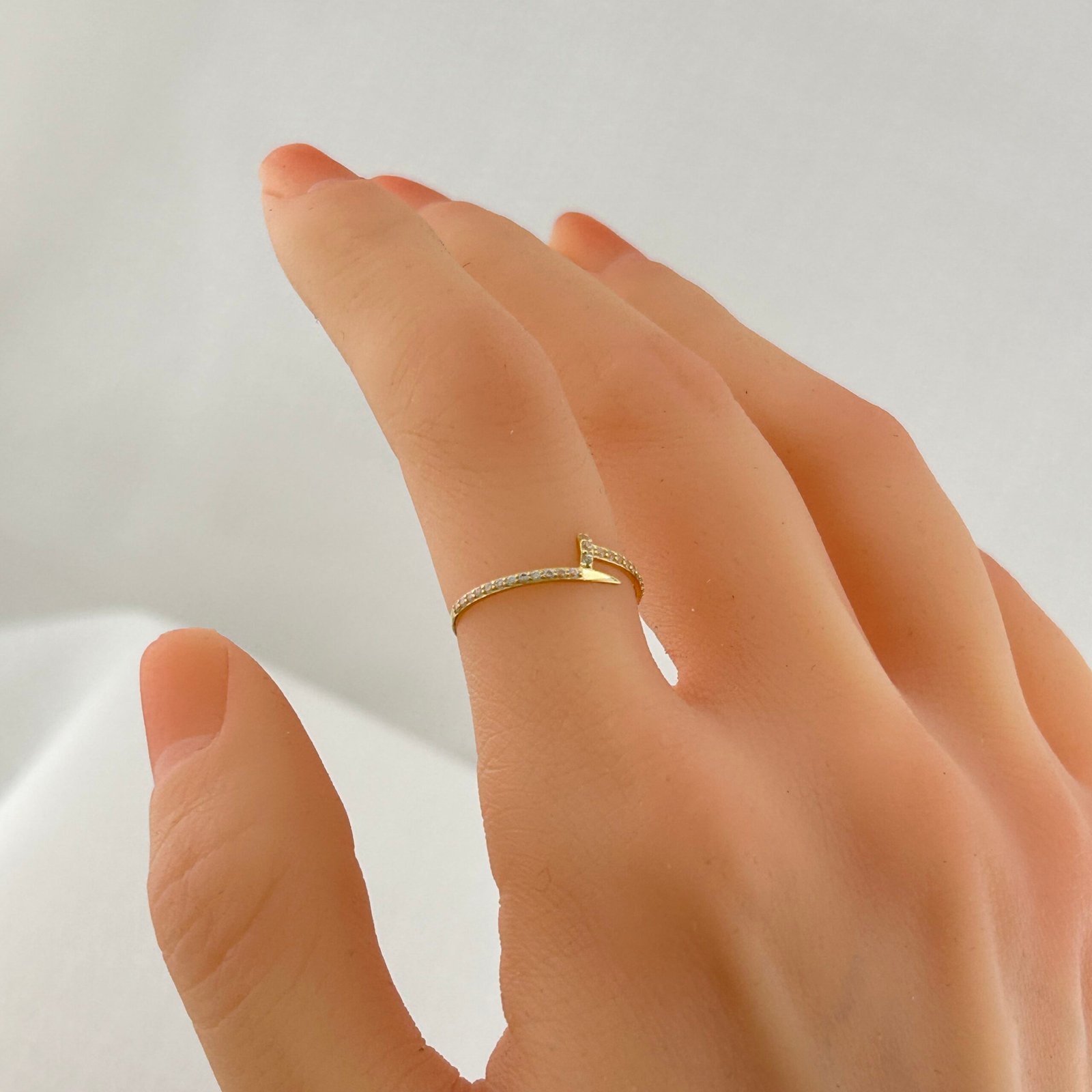 IMG_2198 خاتم ذهب عيار 18 تصميم مسمار مرصع بفصوص براقة من جولدانا