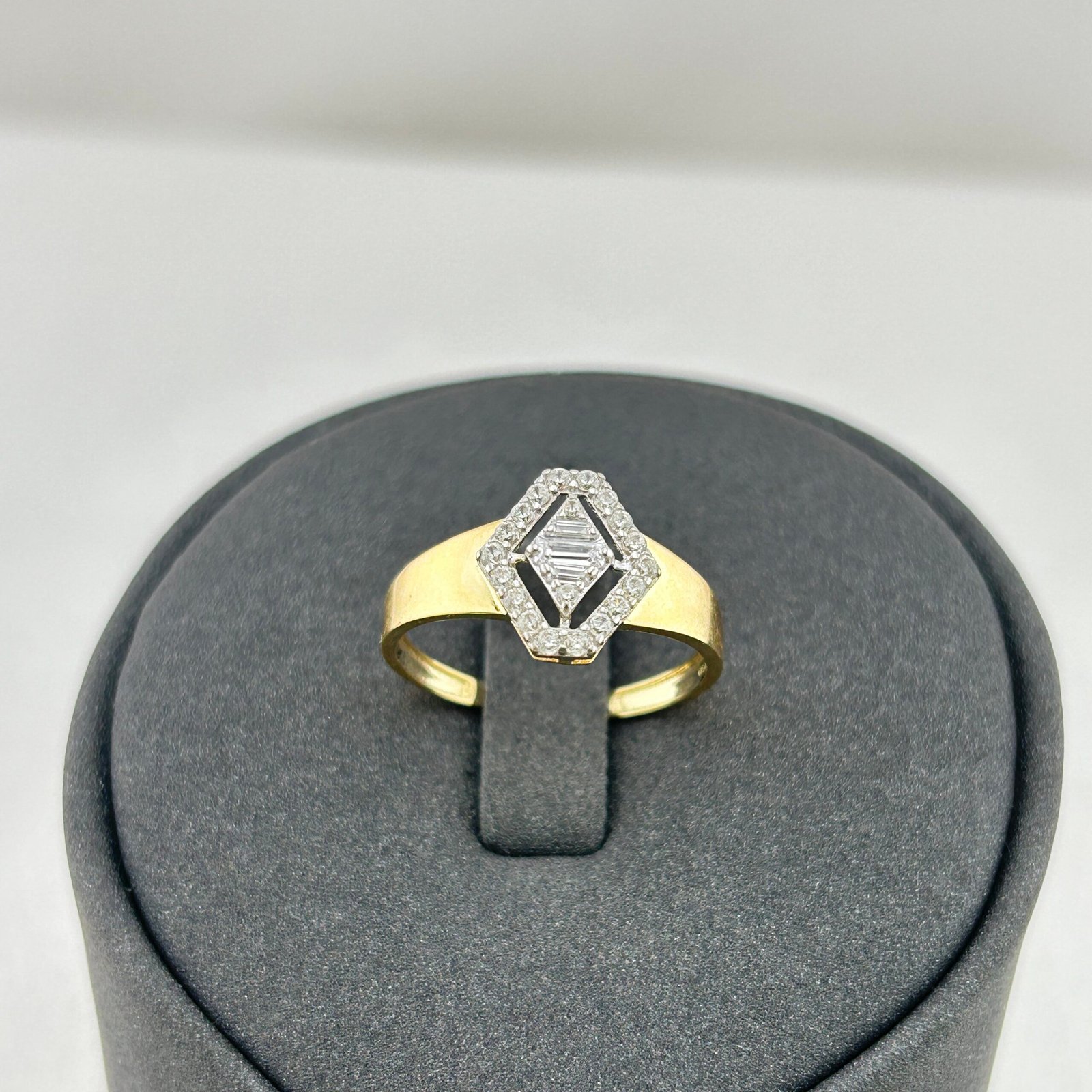 خاتم ذهب عيار 18 بفصوص باجيت سداسية من جولدانا