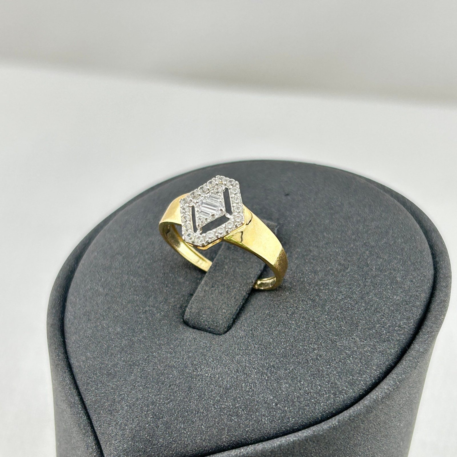 IMG_2201 خاتم ذهب عيار 18 بفصوص باجيت سداسية من جولدانا