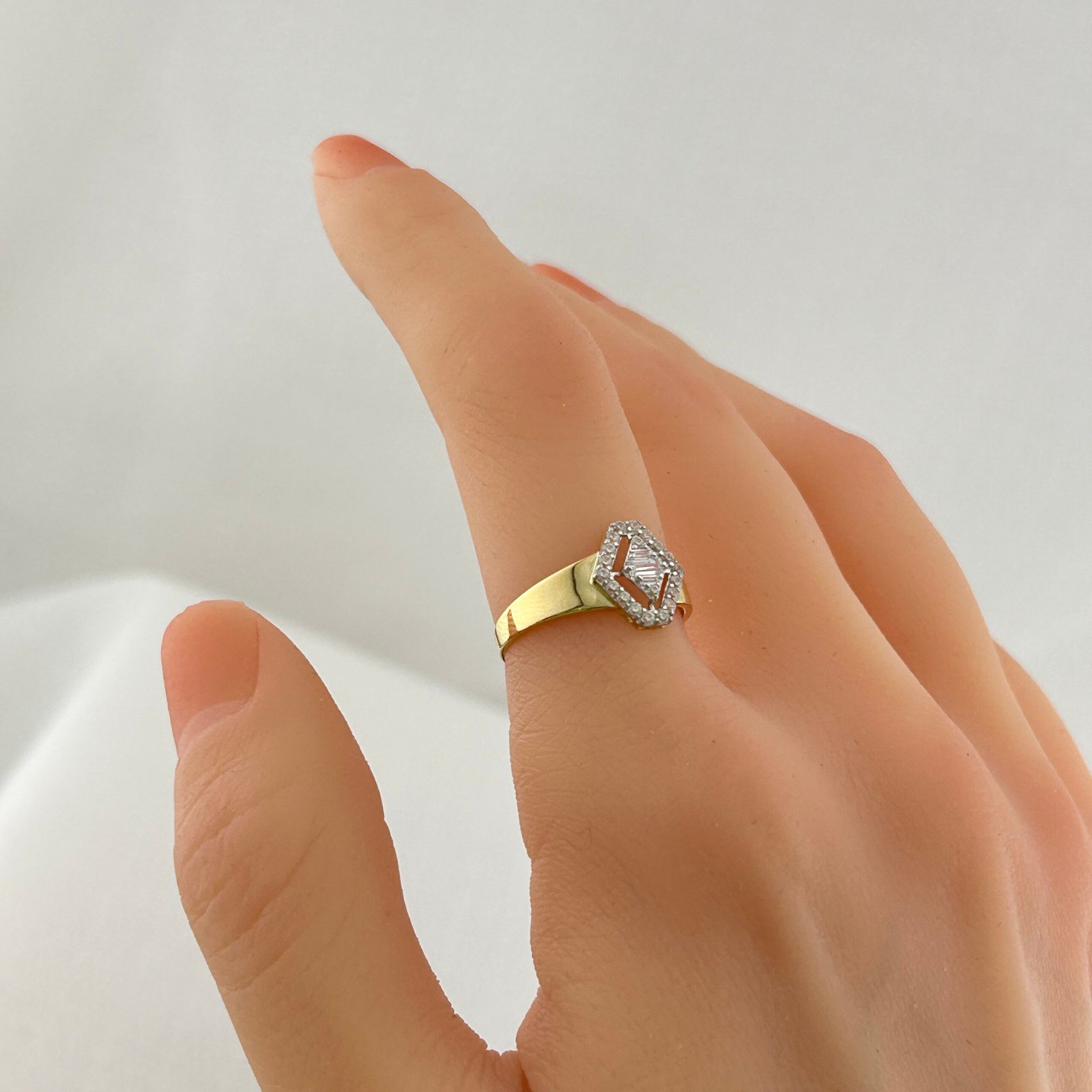 IMG_2202 خاتم ذهب عيار 18 بفصوص باجيت سداسية من جولدانا