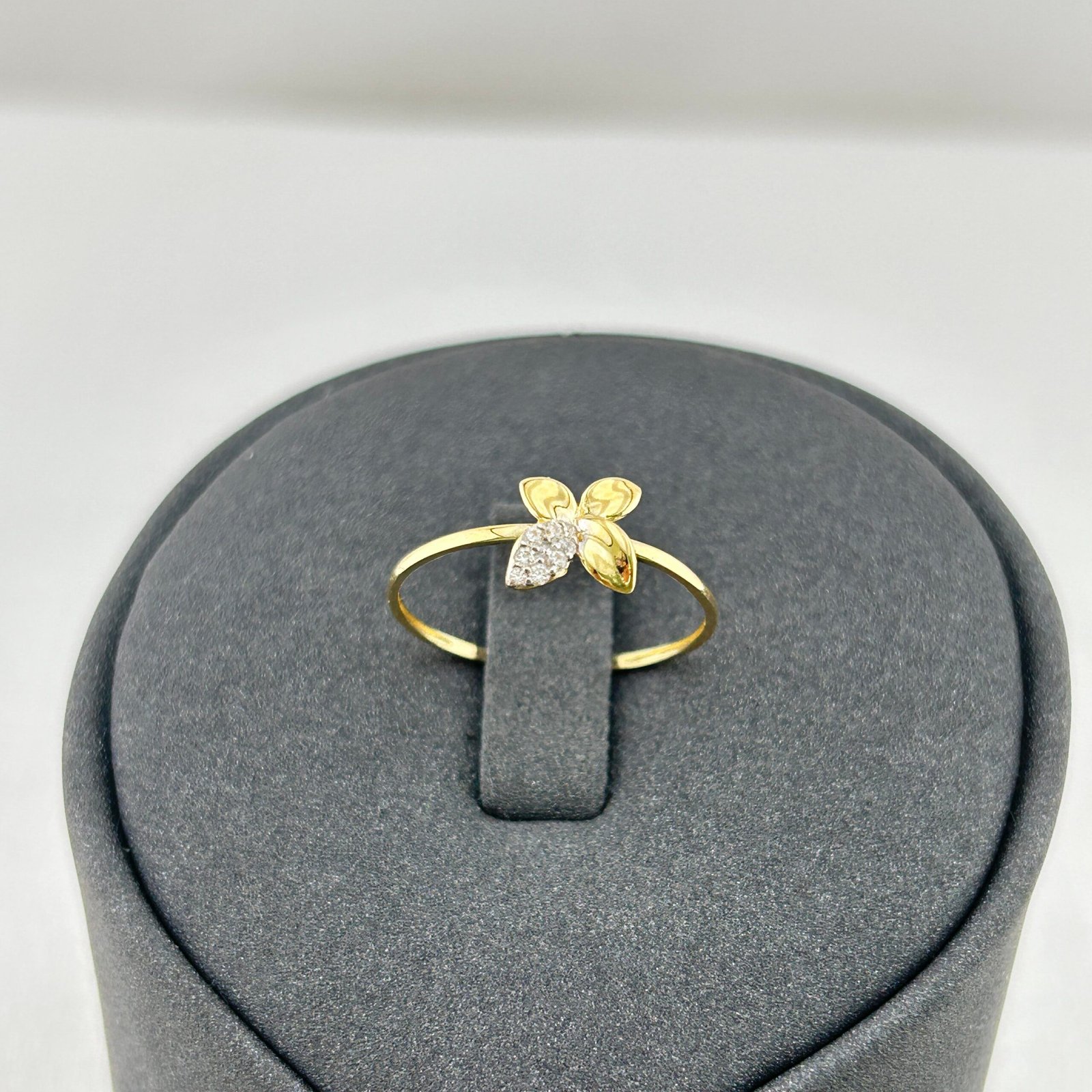 خاتم ذهب عيار 18 بفراشة وأوراق مرصعة بتفاصيل أنثوية من جولدانا