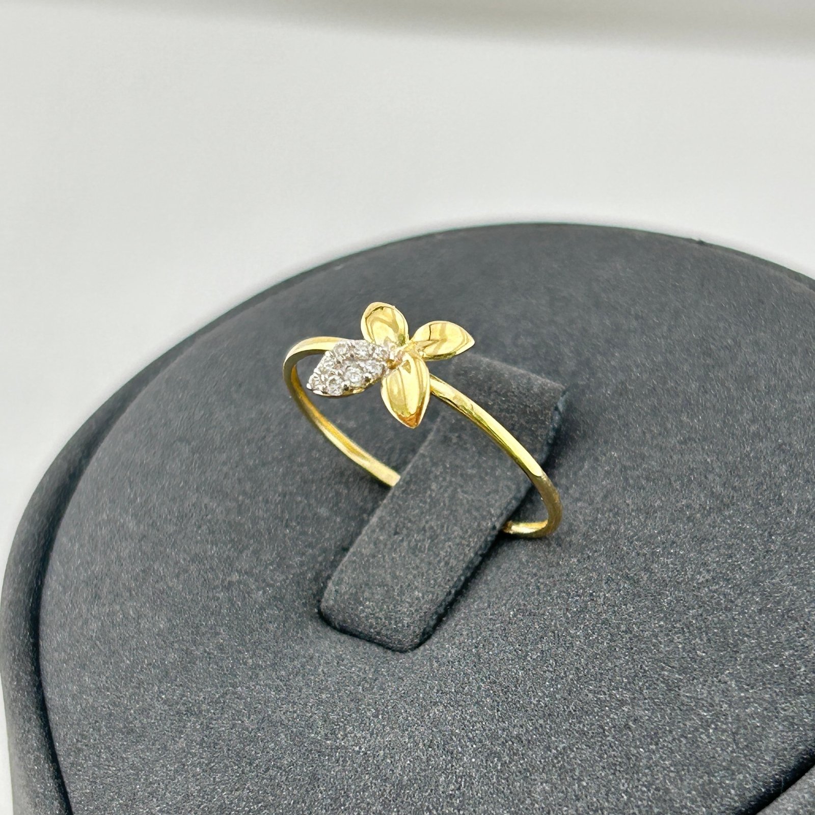 IMG_2205 خاتم ذهب عيار 18 بفراشة وأوراق مرصعة بتفاصيل أنثوية من جولدانا