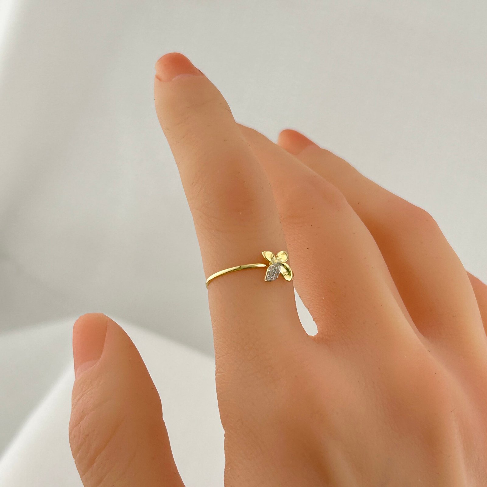 IMG_2206 خاتم ذهب عيار 18 بفراشة وأوراق مرصعة بتفاصيل أنثوية من جولدانا