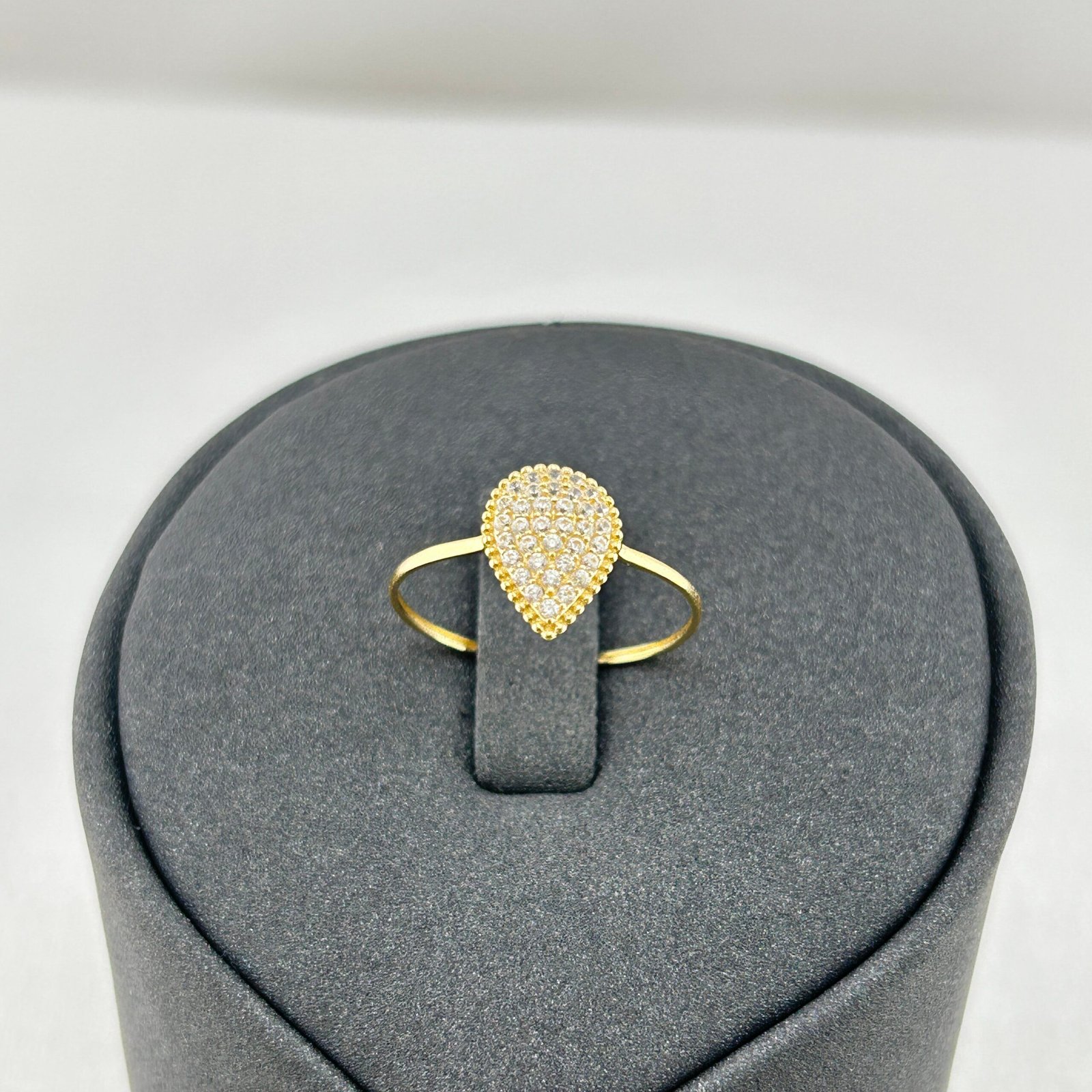 خاتم ذهب عيار 18 بفص دمعة مرصوفة أنيق ولامع من جولدانا