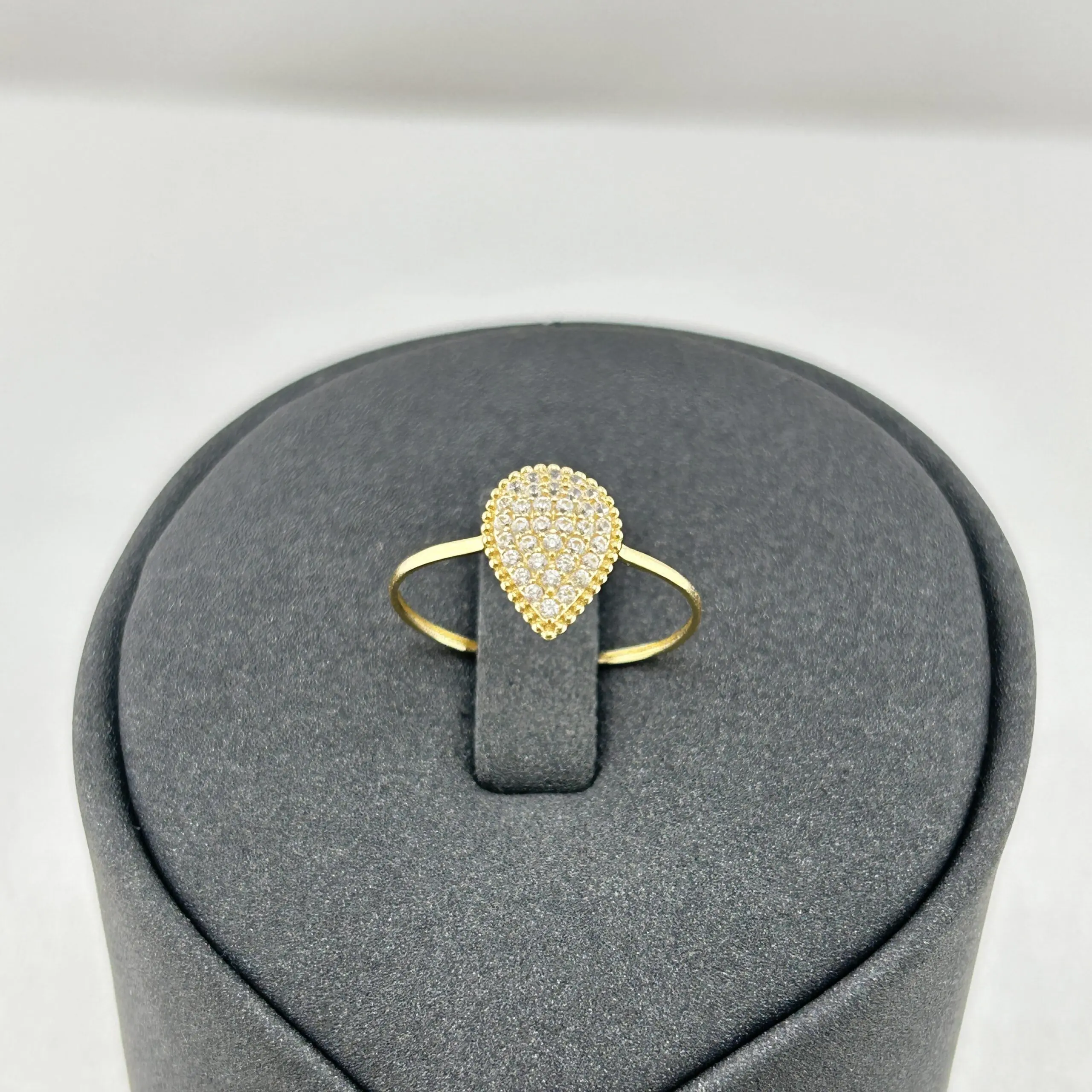 خاتم ذهب عيار 18 بفص دمعة مرصوفة أنيق ولامع من جولدانا