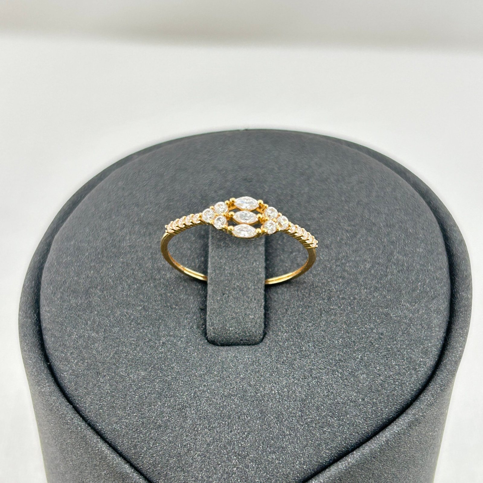 خاتم ذهب عيار 18 بفصوص بيضاوية لامعة متقابلة من جولدانا