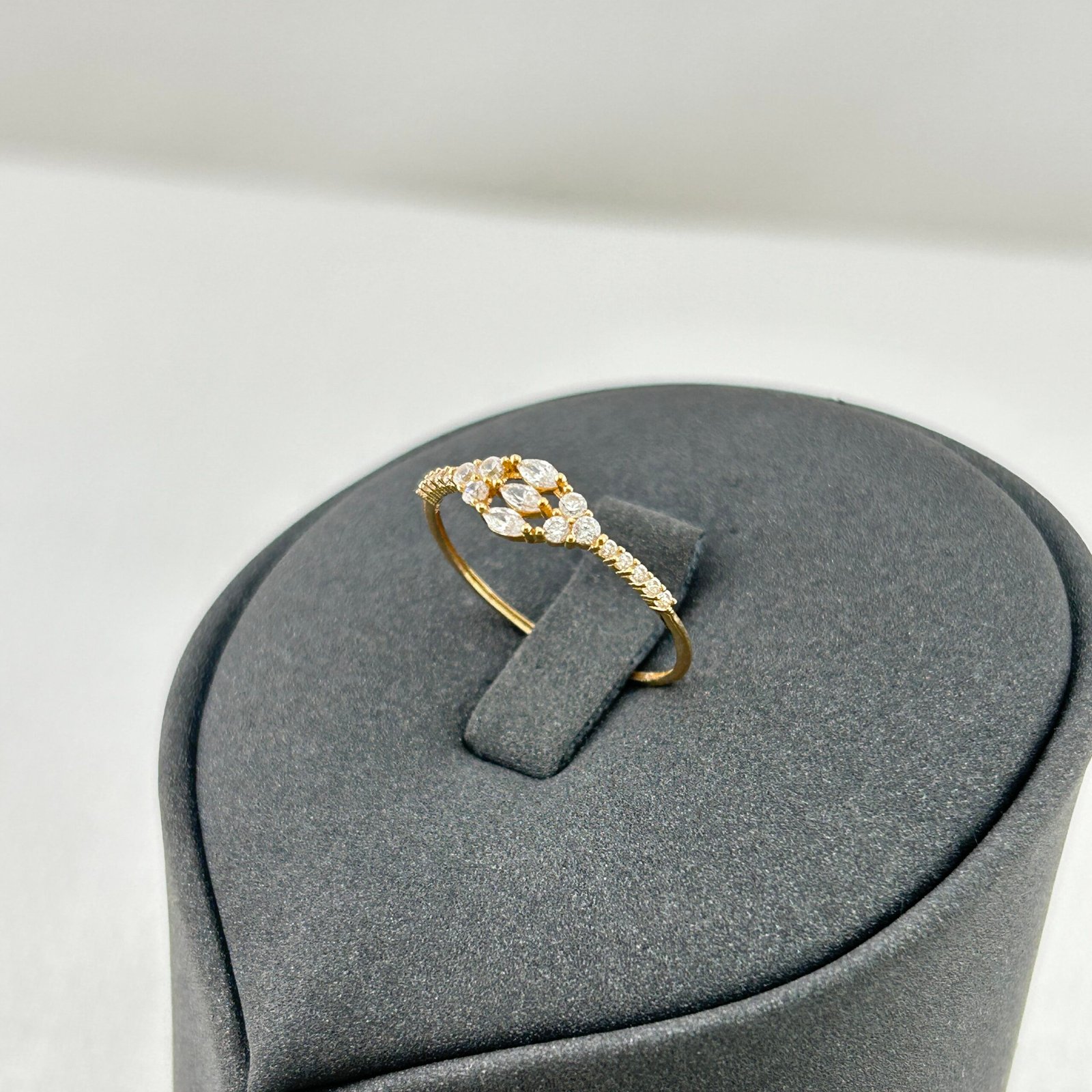 IMG_2213 خاتم ذهب عيار 18 بفصوص بيضاوية لامعة متقابلة من جولدانا