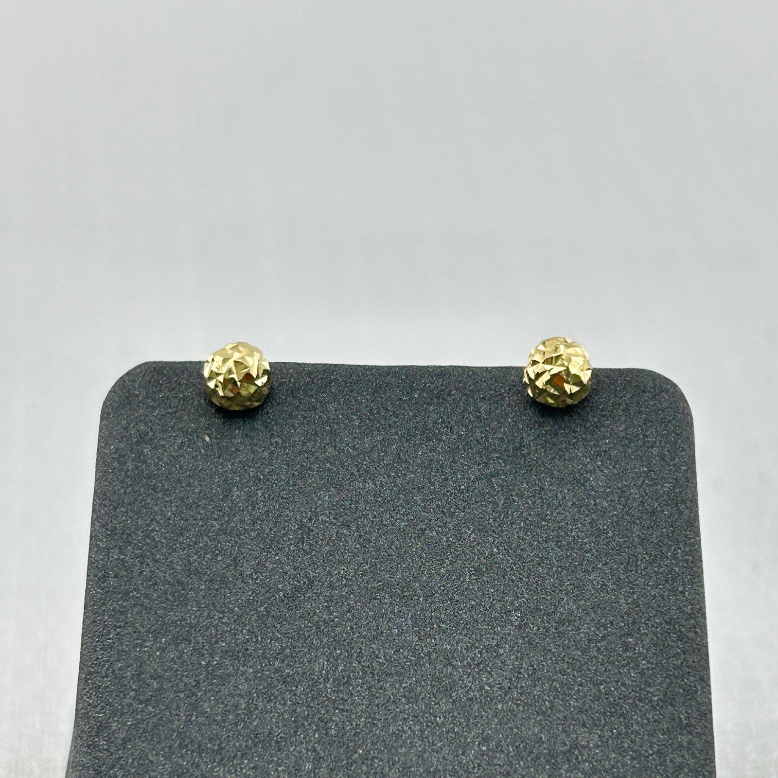 حلق ذهب عيار 18 كروي لامع بتصميم بسيط وأنيق يضيء الوجه من جولدانا