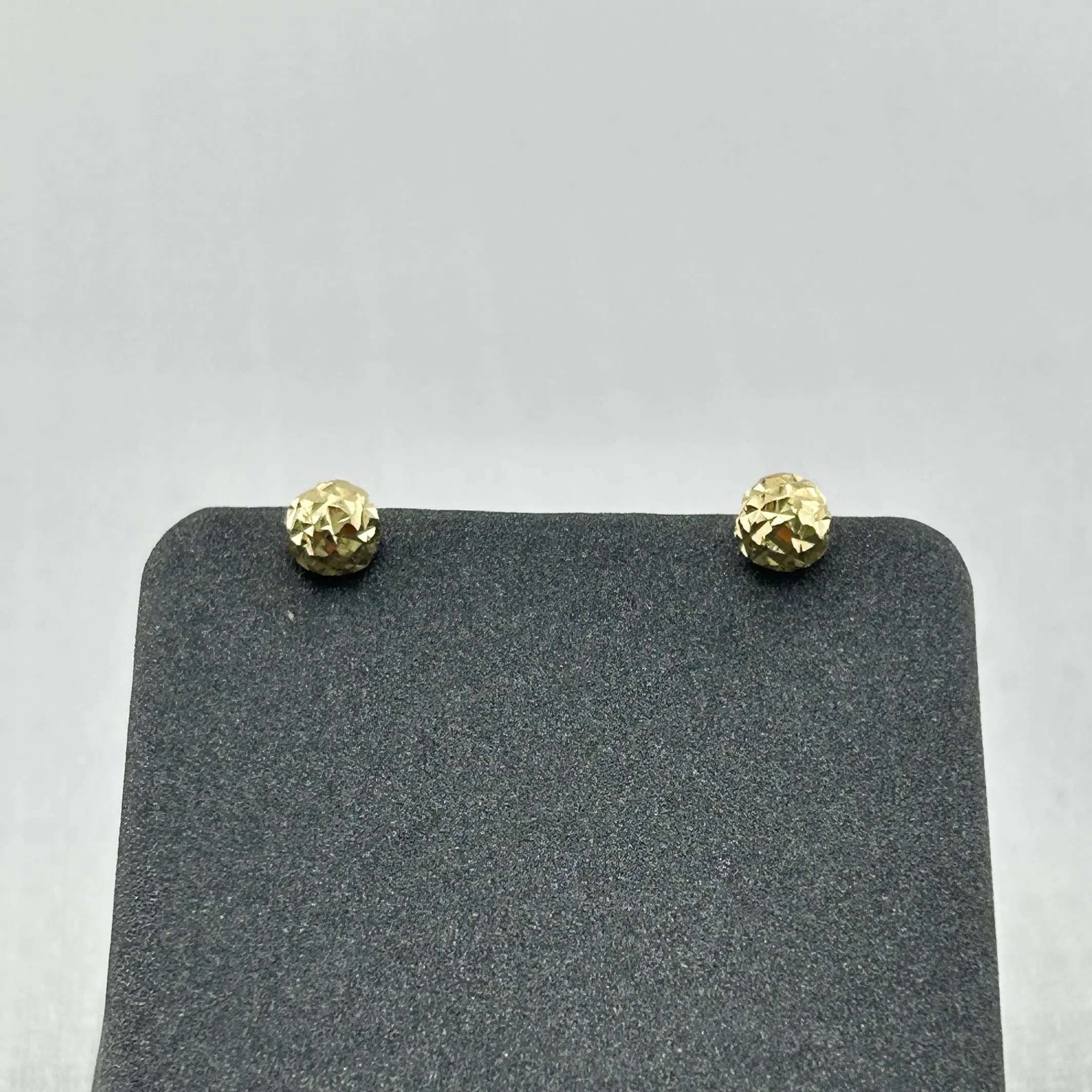 حلق ذهب عيار 18 كروي لامع بتصميم بسيط وأنيق يضيء الوجه من جولدانا