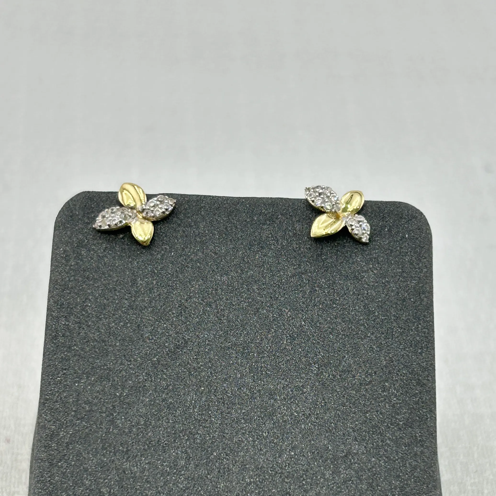 حلق ذهب عيار 18 بتصميم أوراق زركون ناعم بوزن 0.66 جرام من جولدانا