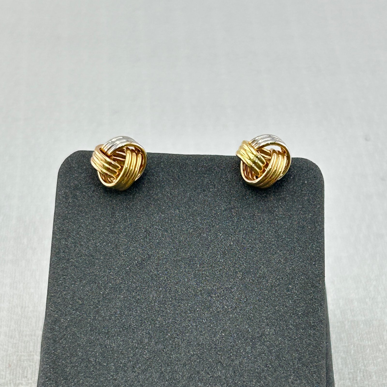 حلق ذهب عيار 18 بتصميم العقدة الثلاثية من ثلاث ألوان من جولدانا