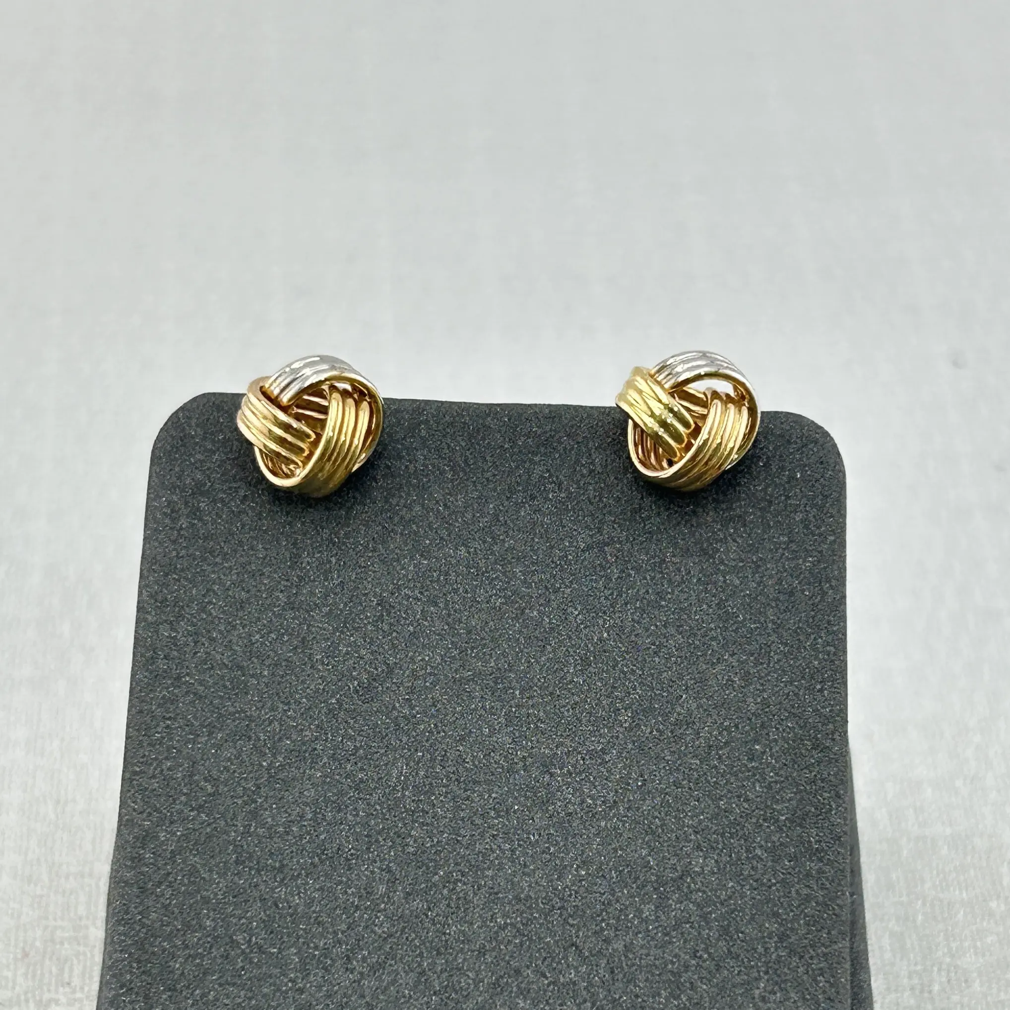 حلق ذهب عيار 18 بتصميم العقدة الثلاثية من ثلاث ألوان من جولدانا