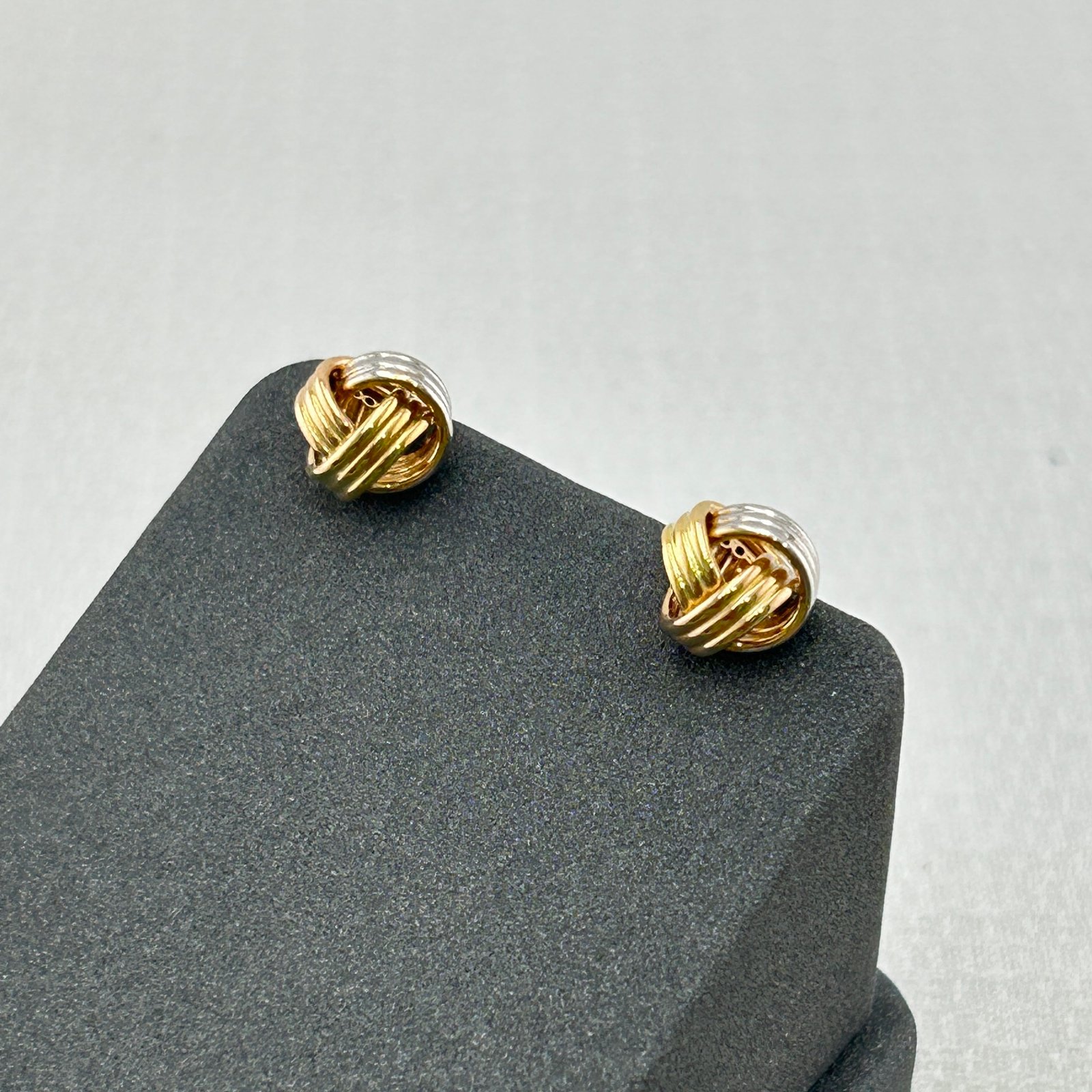 IMG_2250 حلق ذهب عيار 18 بتصميم العقدة الثلاثية من ثلاث ألوان من جولدانا