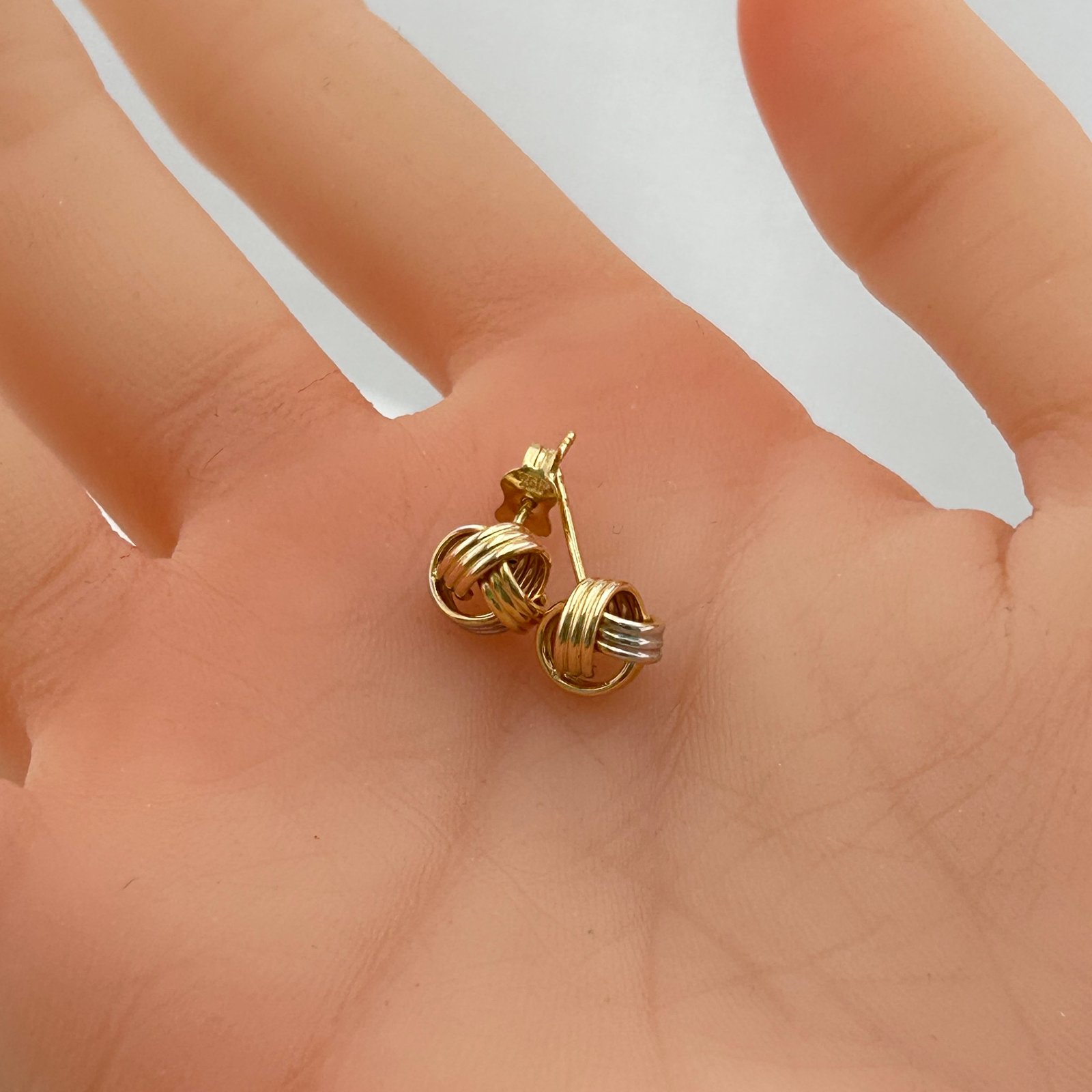 IMG_2251 حلق ذهب عيار 18 بتصميم العقدة الثلاثية من ثلاث ألوان من جولدانا