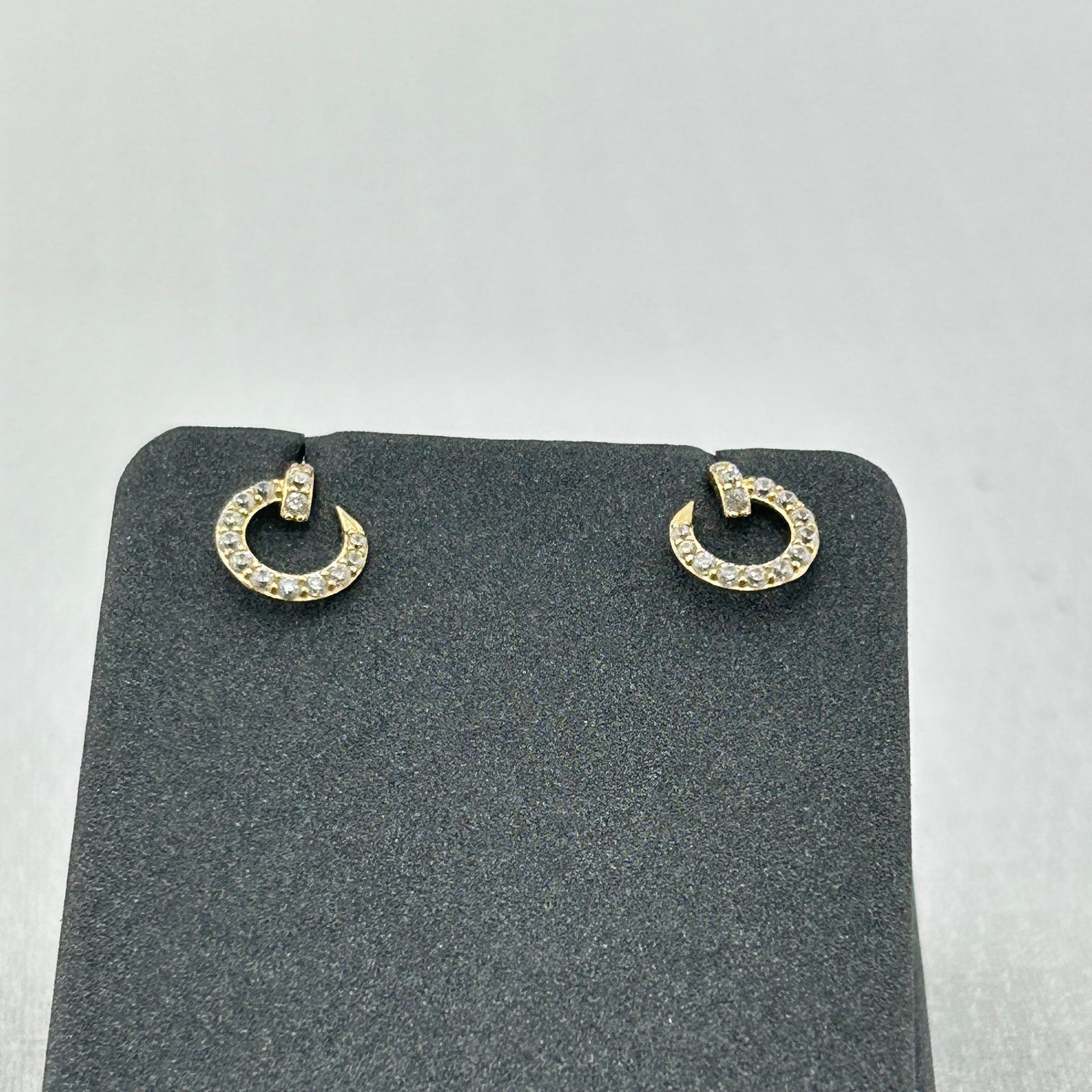 حلق ذهب عيار 18 على شكل هلال بزركون لامع من جولدانا