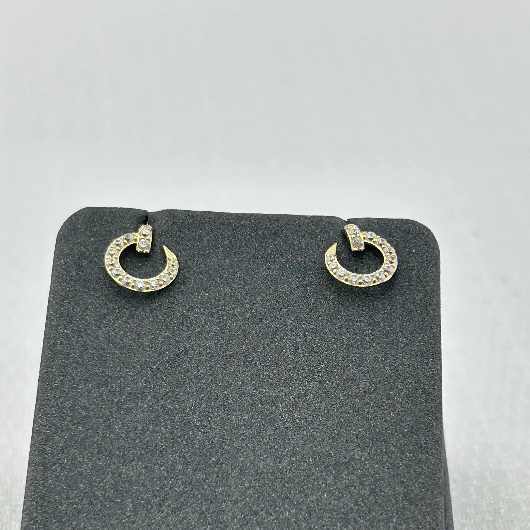 حلق ذهب عيار 18 على شكل هلال بزركون لامع من جولدانا