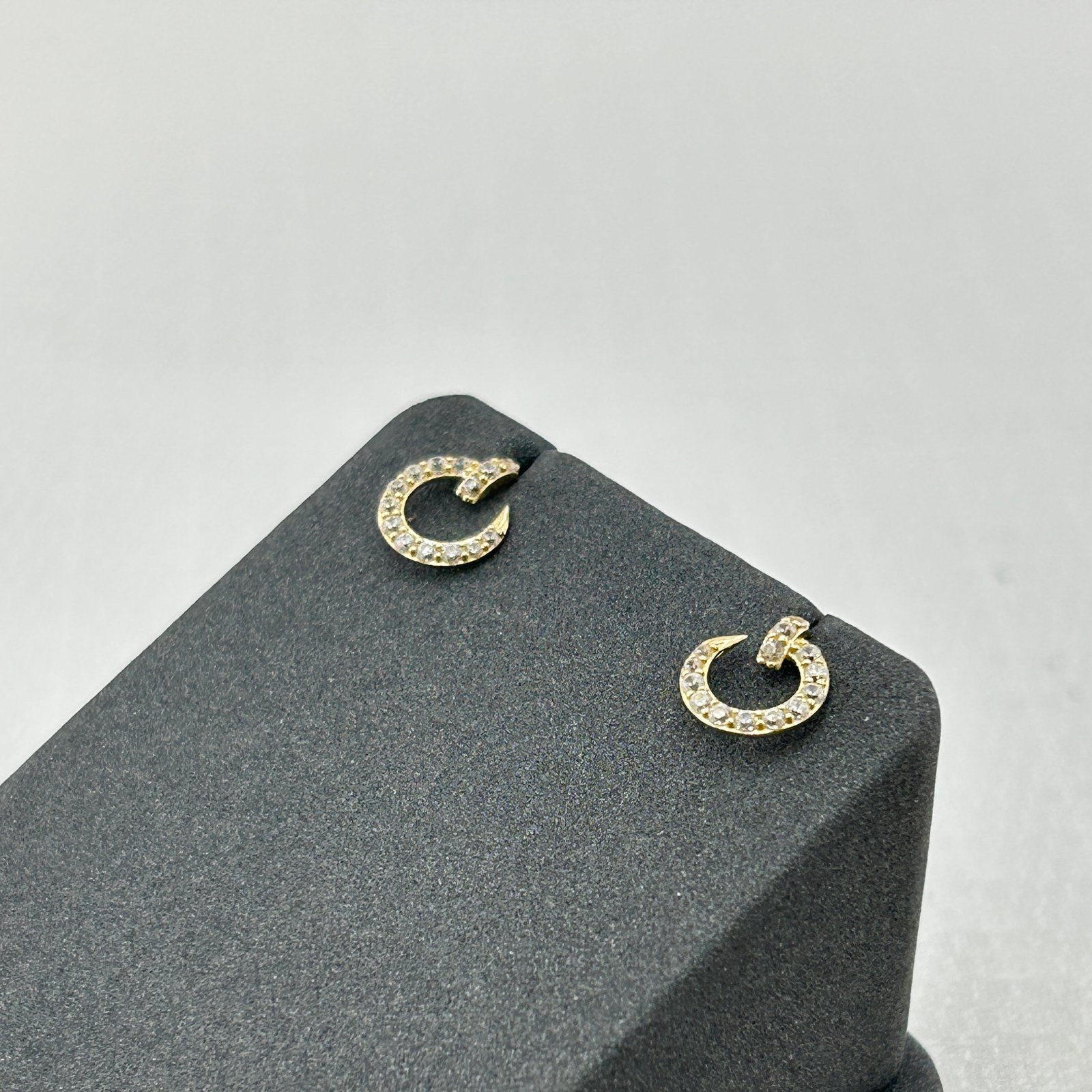 IMG_2254 حلق ذهب عيار 18 على شكل هلال بزركون لامع من جولدانا