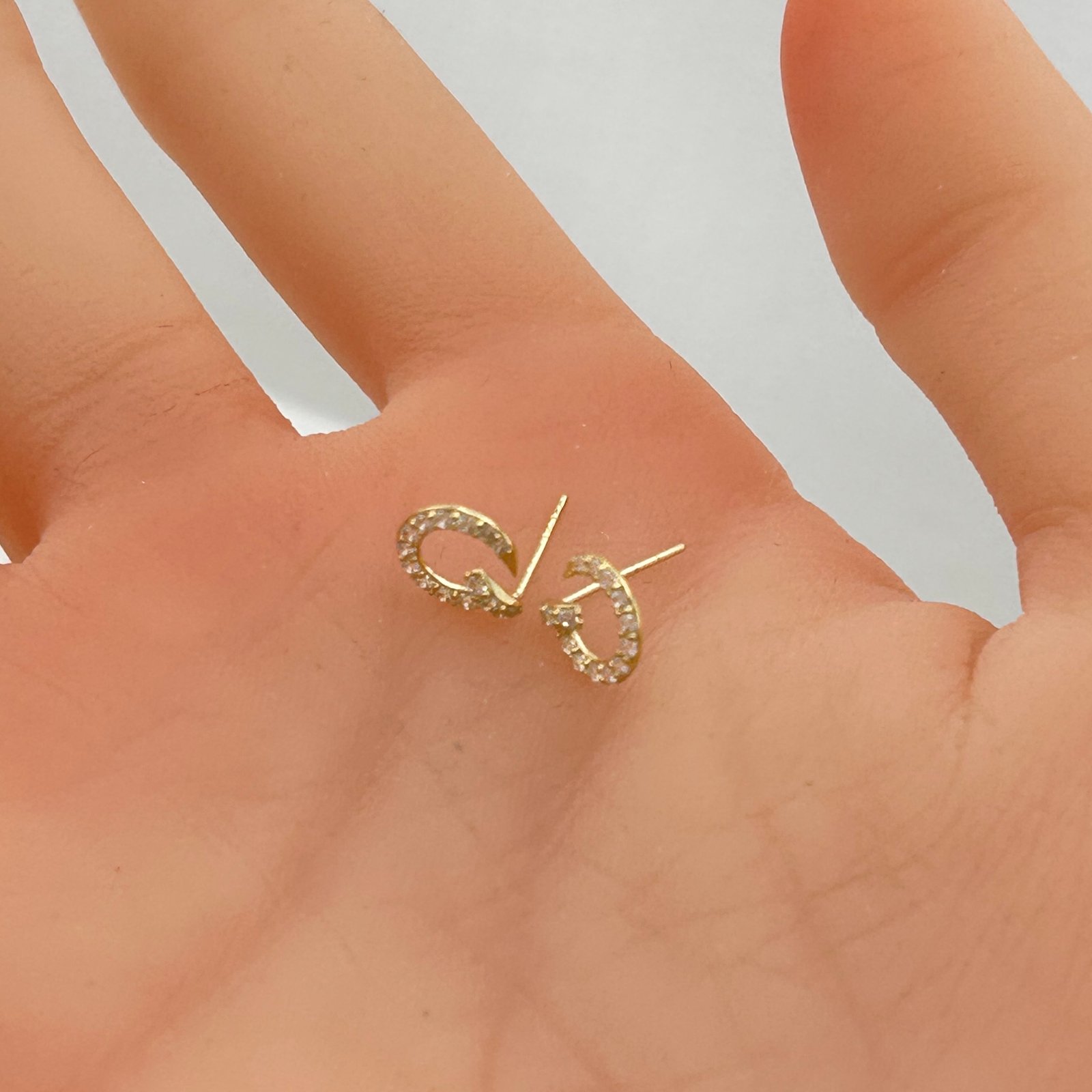 IMG_2255 حلق ذهب عيار 18 على شكل هلال بزركون لامع من جولدانا