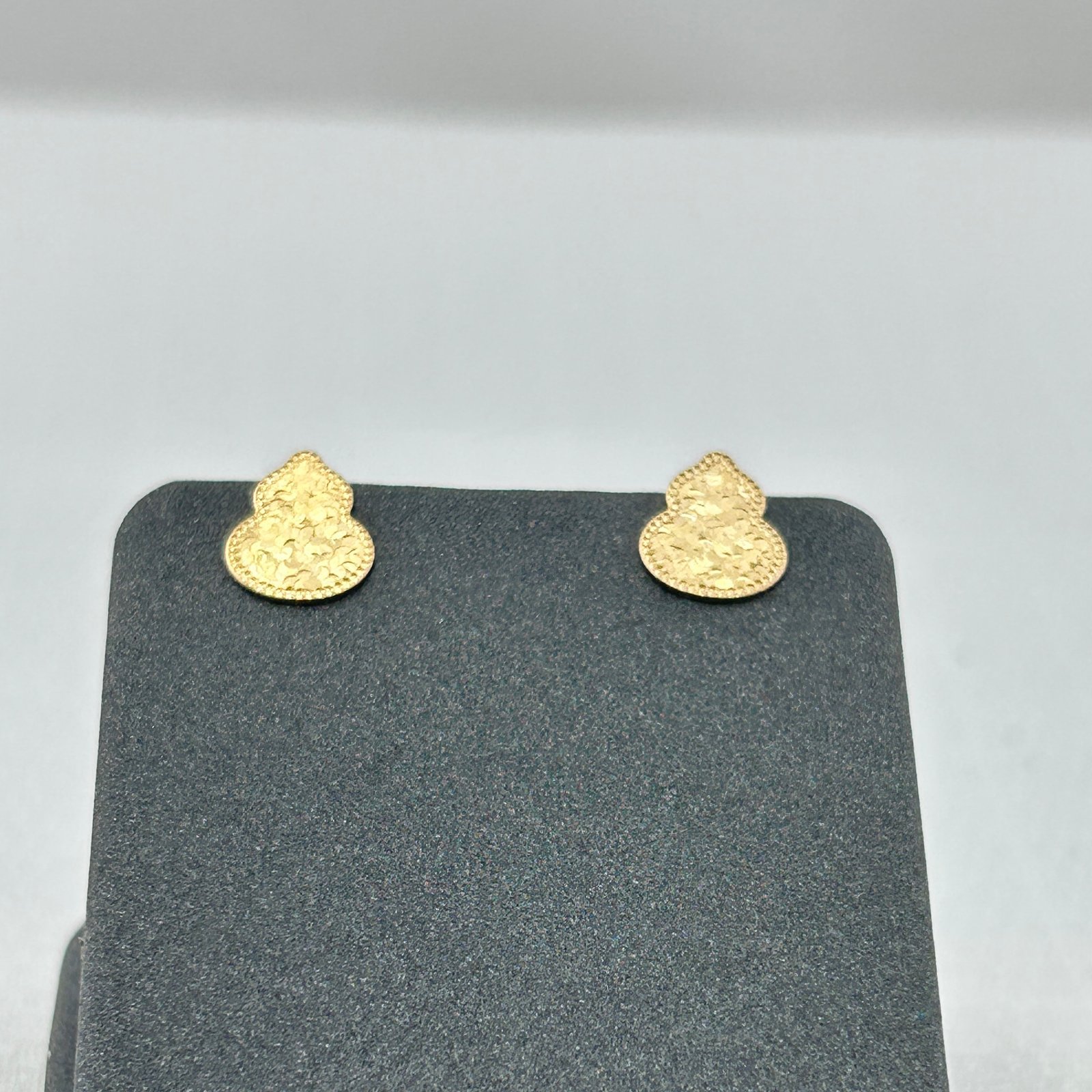 حلق ذهب عيار 18 بنقوش تراثية عربية أنيقة من جولدانا