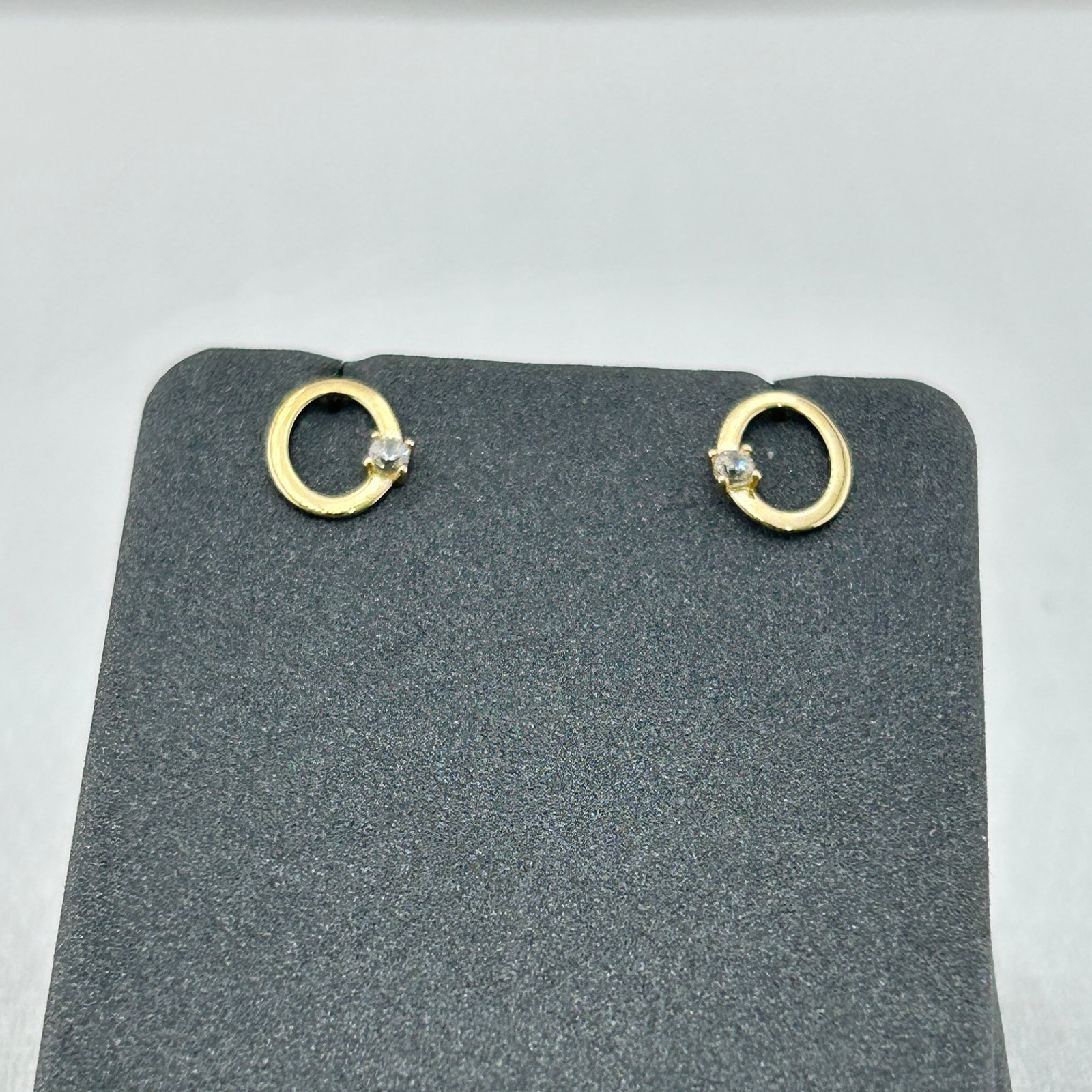 حلق ذهب عيار 18 دائرة براقة مع فص زركون لامع من جولدانا