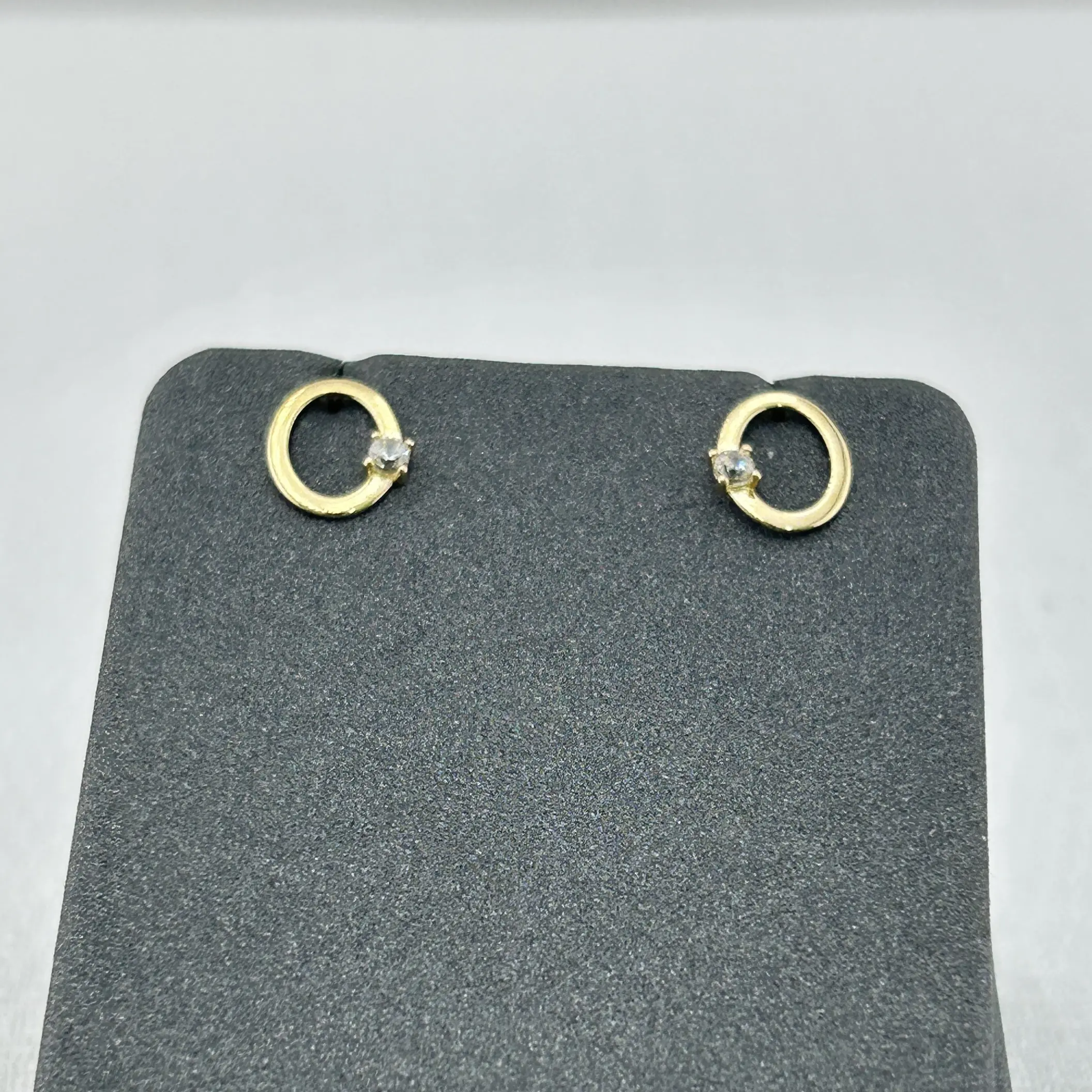 حلق ذهب عيار 18 دائرة براقة مع فص زركون لامع من جولدانا