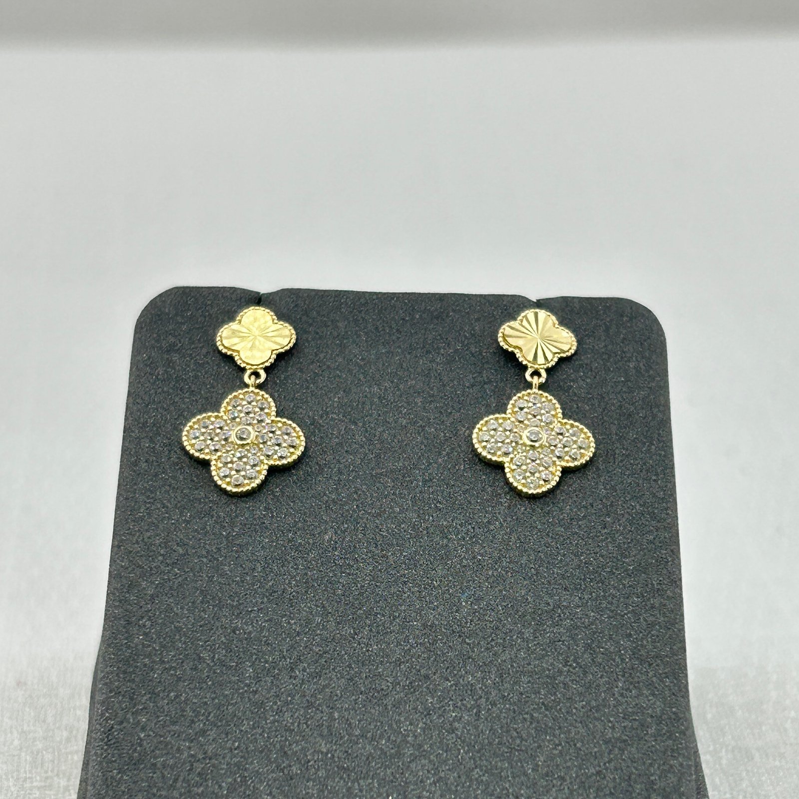 حلق ذهب عيار 18 زهرة متدلية بوزن 1.28 جرام تصميم عصري من جولدانا