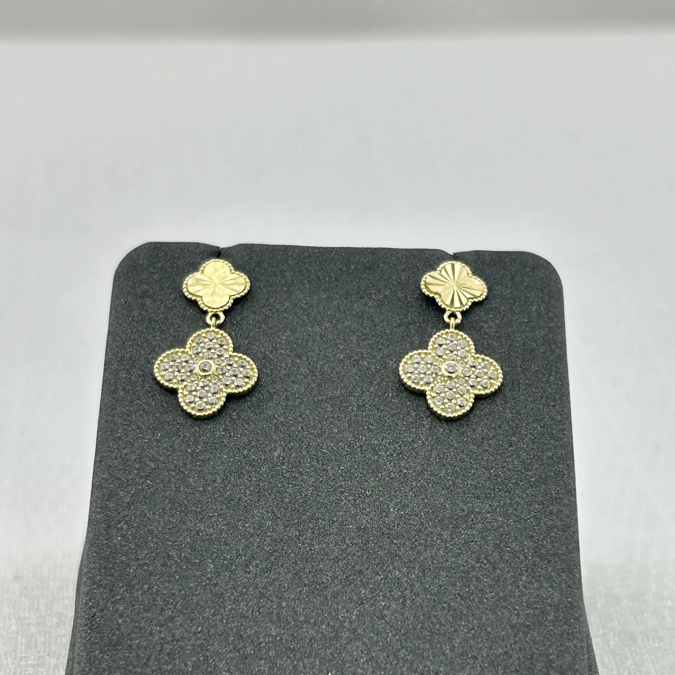 حلق ذهب عيار 18 زهرة متدلية بوزن 1.28 جرام تصميم عصري من جولدانا